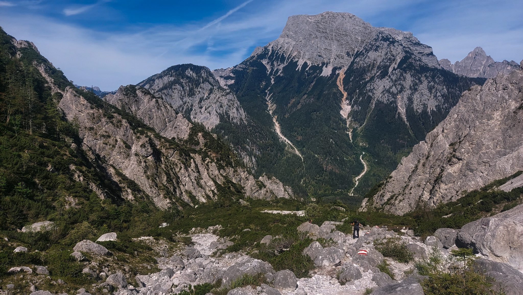 Wanderung zur Haindlkarhütte und Gsengscharte im Nationalpark Gesäuse im Bundesland Steiermark in Österreich, Wanderweg in den Ennstaler Alpen ab Parkplatz Haindlkarhütte vom Gstatterboden, Blick auf die beeindruckende Bergwelt im Gesäuse kurz nach Erreichen der Haindlkarhütte, Wanderer während des Aufsteigs zur Gsengscharte, Berge türmen sich vor einem auf