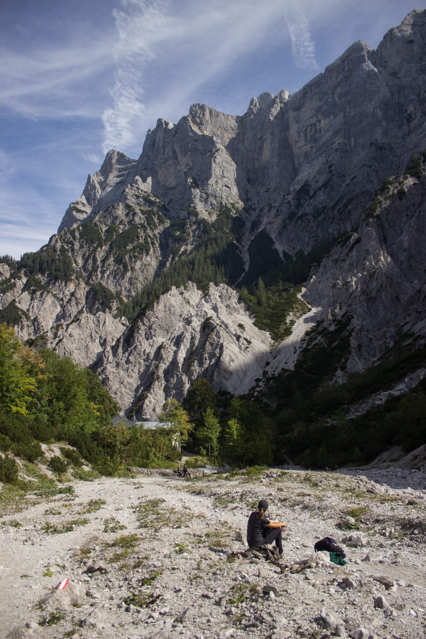 Wanderung zur Haindlkarhütte und Gsengscharte im Nationalpark Gesäuse im Bundesland Steiermark in Österreich, Wanderweg in den Ennstaler Alpen ab Parkplatz Haindlkarhütte vom Gstatterboden, Wanderer genießt Blick auf die beeindruckende Bergwelt im Gesäuse kurz nach Erreichen der Haindlkarhütte, Berge türmen sich vor einem auf