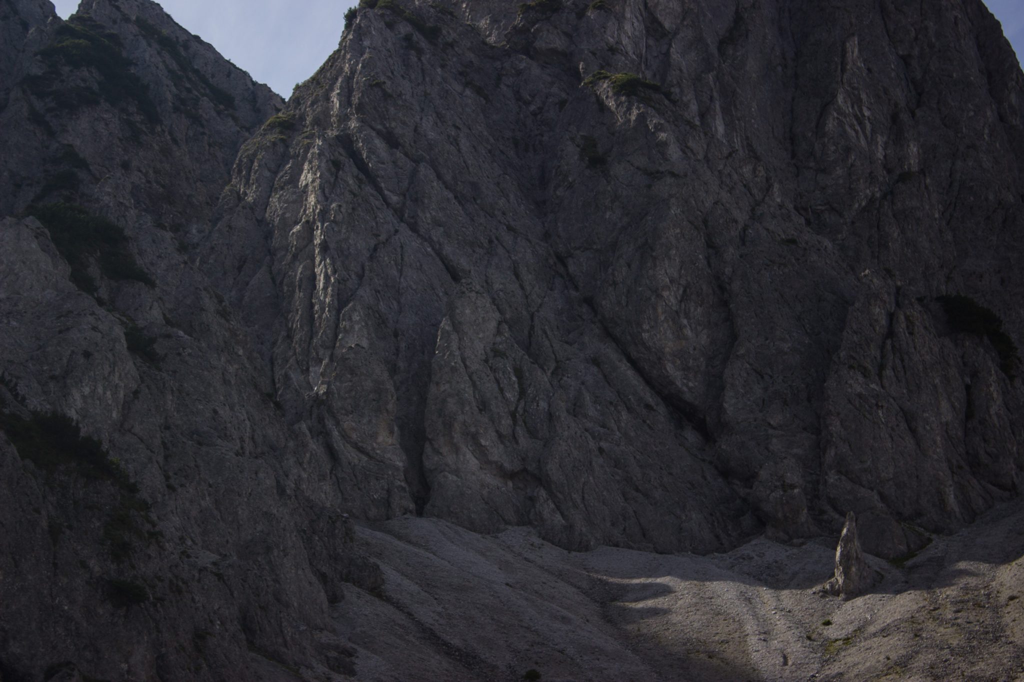 Wanderung zur Haindlkarhütte und Gsengscharte im Nationalpark Gesäuse im Bundesland Steiermark in Österreich, Wanderweg in den Ennstaler Alpen ab Parkplatz Haindlkarhütte vom Gstatterboden, Blick auf die beeindruckende Bergwelt im Gesäuse kurz nach Erreichen der Haindlkarhütte, Berge türmen sich vor einem auf