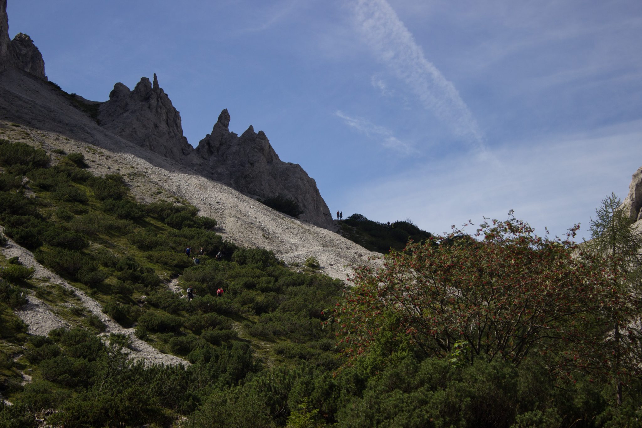 Wanderung zur Haindlkarhütte und Gsengscharte im Nationalpark Gesäuse im Bundesland Steiermark in Österreich, Wanderweg in den Ennstaler Alpen ab Parkplatz Haindlkarhütte vom Gstatterboden, Blick auf die Gsengscharte mit zwei Wanderern in der Ferne, kurz nach Erreichen der Haindlkarhütte bietet sich diese Aussicht auf die beeindruckenden Berge im Gesäuse