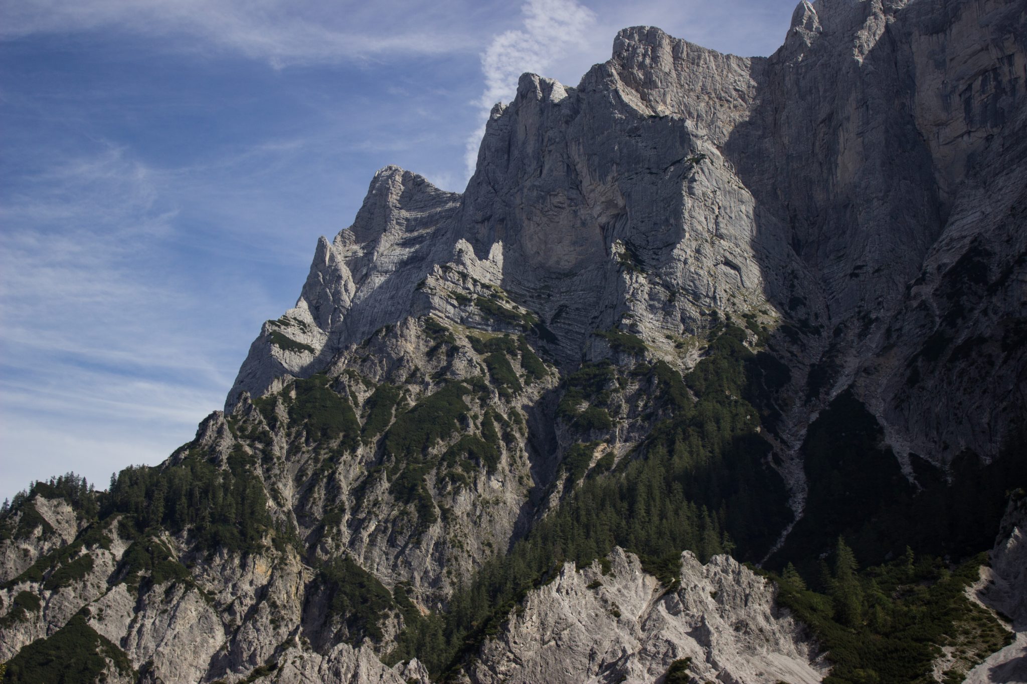 Wanderung zur Haindlkarhütte und Gsengscharte im Nationalpark Gesäuse im Bundesland Steiermark in Österreich, Wanderweg in den Ennstaler Alpen ab Parkplatz Haindlkarhütte vom Gstatterboden, Blick auf die beeindruckende Bergwelt im Gesäuse kurz nach Erreichen der Haindlkarhütte, Berge türmen sich vor einem auf