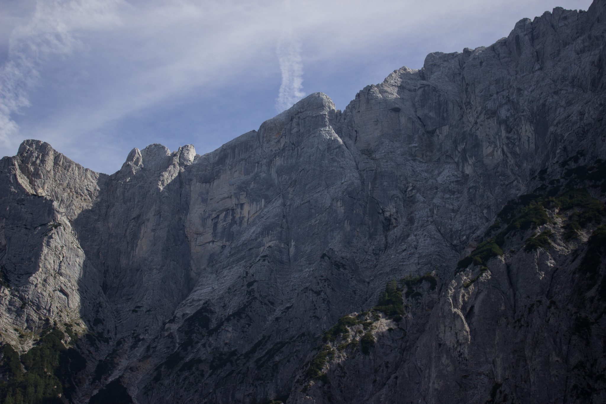 Wanderung zur Haindlkarhütte und Gsengscharte im Nationalpark Gesäuse im Bundesland Steiermark in Österreich, Wanderweg in den Ennstaler Alpen ab Parkplatz Haindlkarhütte vom Gstatterboden, Blick auf die beeindruckende Bergwelt im Gesäuse kurz nach Erreichen der Haindlkarhütte, Berge türmen sich vor einem auf