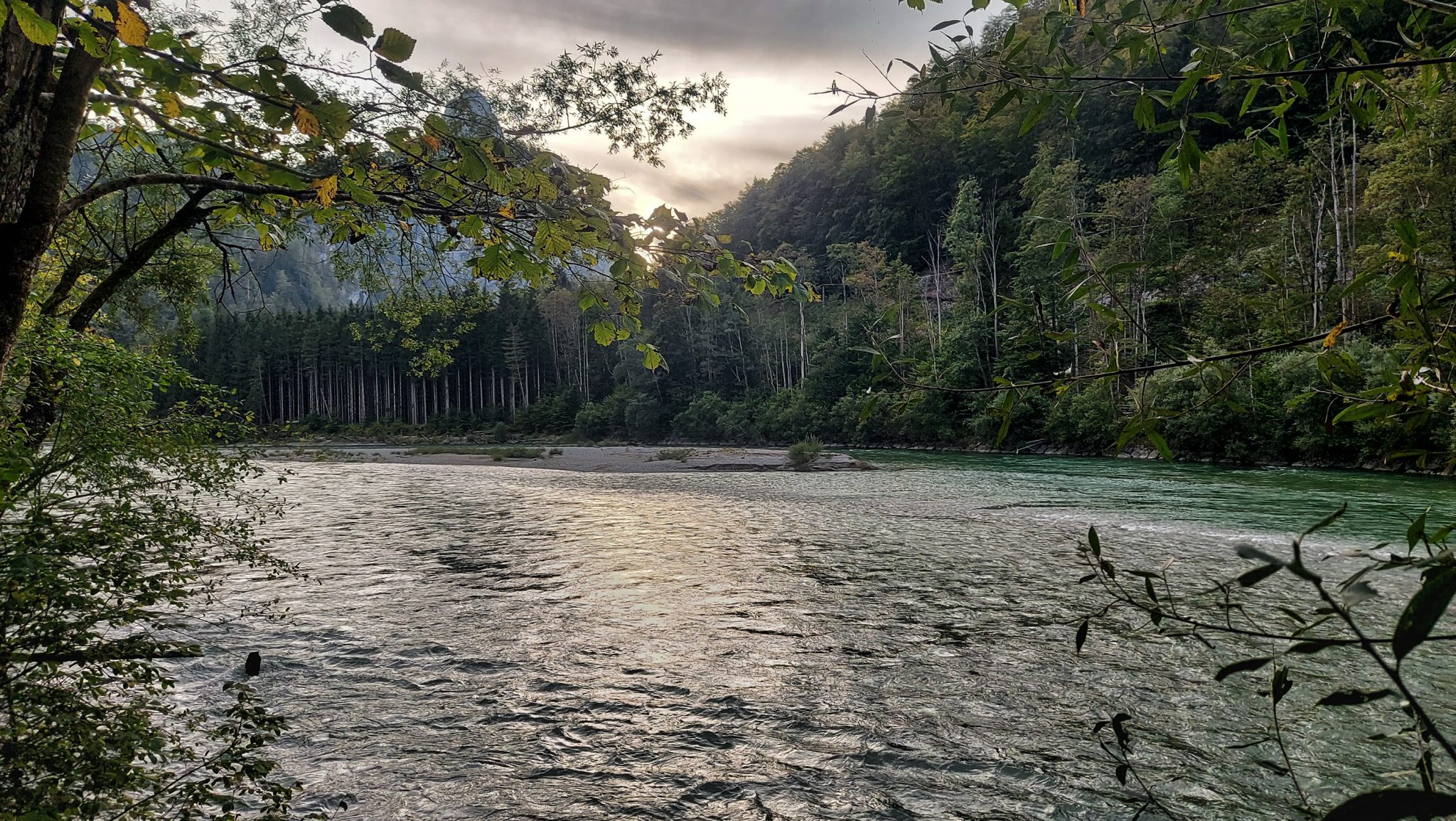 Wanderung zur Haindlkarhütte und Gsengscharte im Nationalpark Gesäuse im Bundesland Steiermark in Österreich, Wanderweg in den Ennstaler Alpen ab Parkplatz Haindlkarhütte vom Gstatterboden, Blick auf den Fluss Enns in der Nähe des Parkplatzes der Haindlkarhütte mit Aussicht auf die schönen Wälder und die Bergwelt im Gesäuse