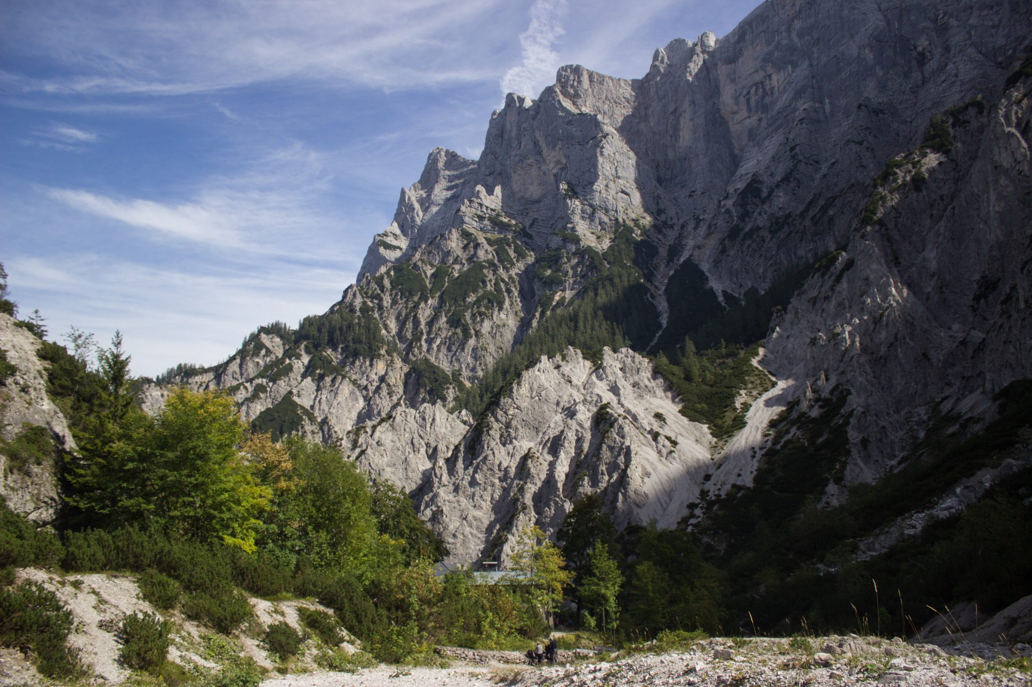 Wanderung zur Haindlkarhütte und Gsengscharte im Nationalpark Gesäuse im Bundesland Steiermark in Österreich, Wanderweg in den Ennstaler Alpen ab Parkplatz Haindlkarhütte vom Gstatterboden, Blick auf die beeindruckende Bergwelt im Gesäuse kurz nach Erreichen der Haindlkarhütte, Berge türmen sich vor einem auf