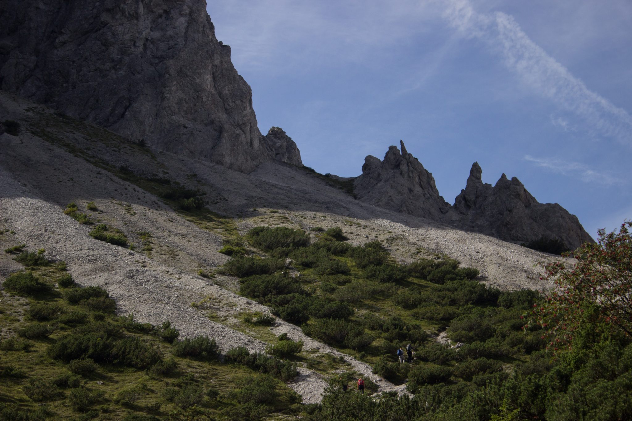 Wanderung zur Haindlkarhütte und Gsengscharte im Nationalpark Gesäuse im Bundesland Steiermark in Österreich, Wanderweg in den Ennstaler Alpen ab Parkplatz Haindlkarhütte vom Gstatterboden, Blick auf die Gsengscharte kurz nach Erreichen der Haindlkarhütte, Aussicht auf die beeindruckenden Berge im Gesäuse