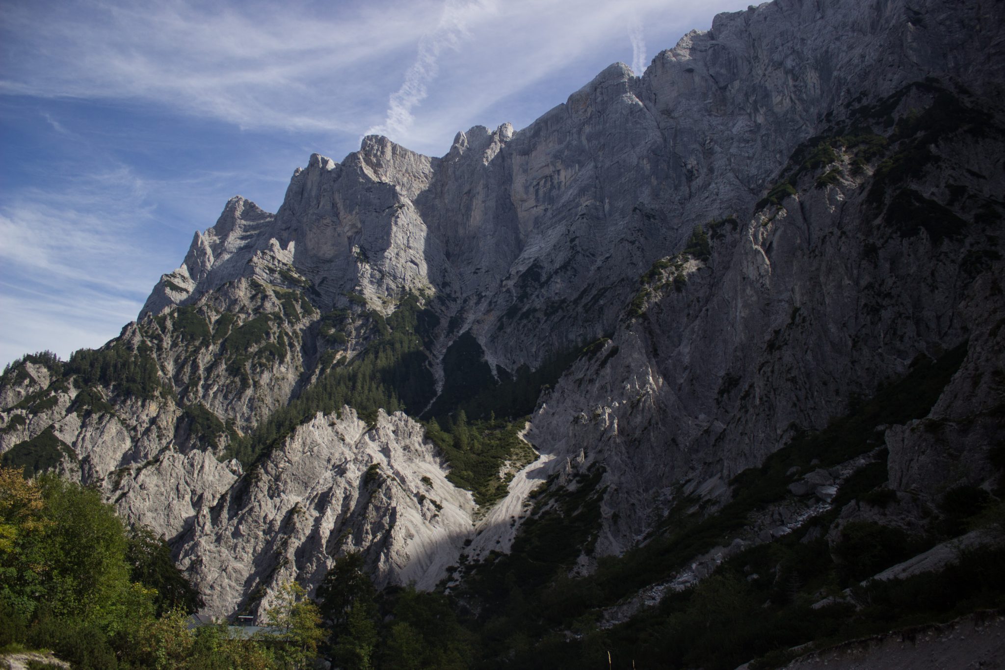 Wanderung zur Haindlkarhütte und Gsengscharte im Nationalpark Gesäuse im Bundesland Steiermark in Österreich, Wanderweg in den Ennstaler Alpen ab Parkplatz Haindlkarhütte vom Gstatterboden, Blick vom Wanderweg zur Haindlkarhütte, Aussicht auf die beeindruckenden Berge im Gesäuse