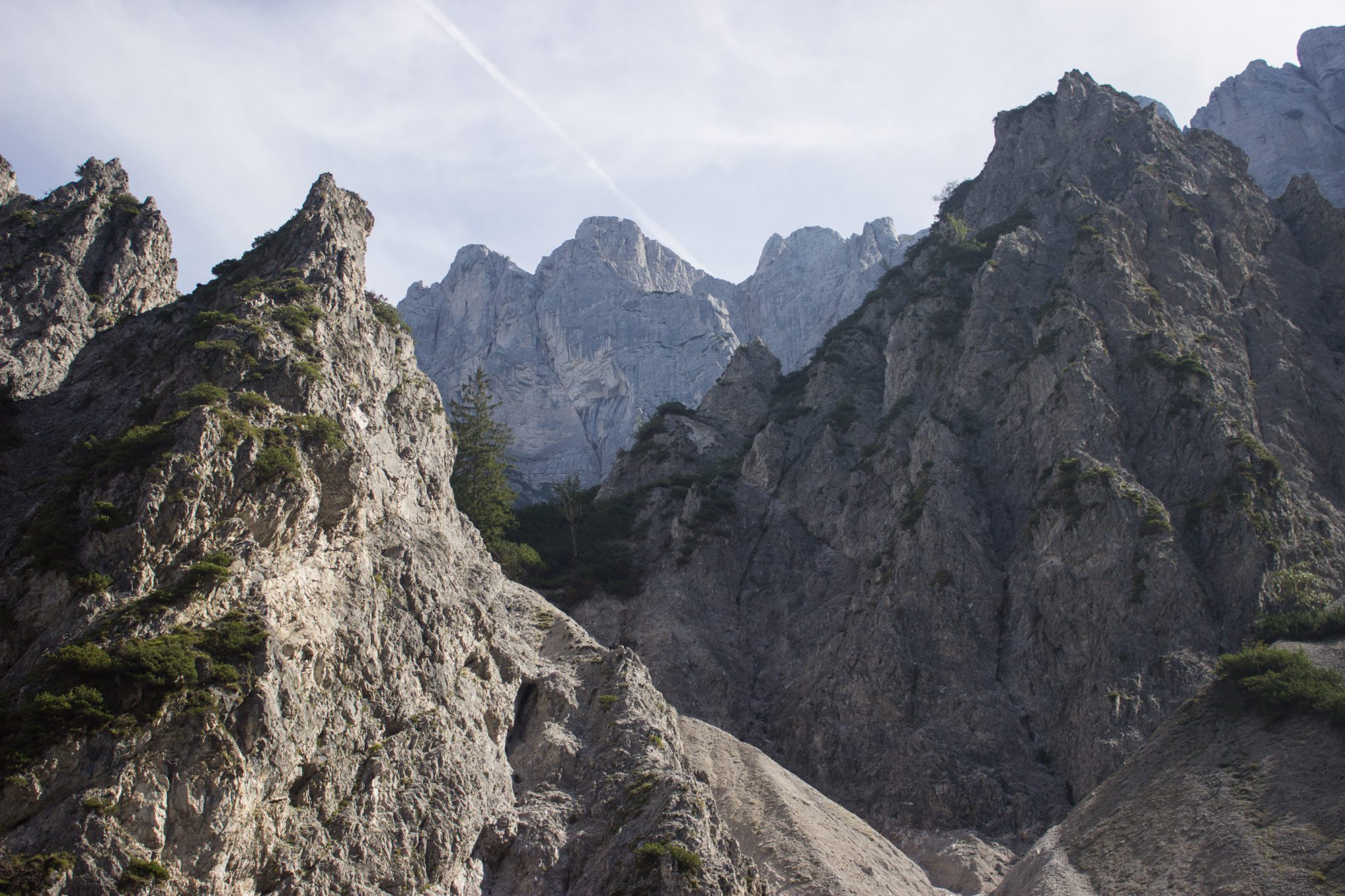 Wanderung zur Haindlkarhütte und Gsengscharte im Nationalpark Gesäuse im Bundesland Steiermark in Österreich, Wanderweg in den Ennstaler Alpen ab Parkplatz Haindlkarhütte vom Gstatterboden, Blick auf die beeindruckenden Berge im Gesäuse, karge Berglandschaft türmt sich vor einem auf