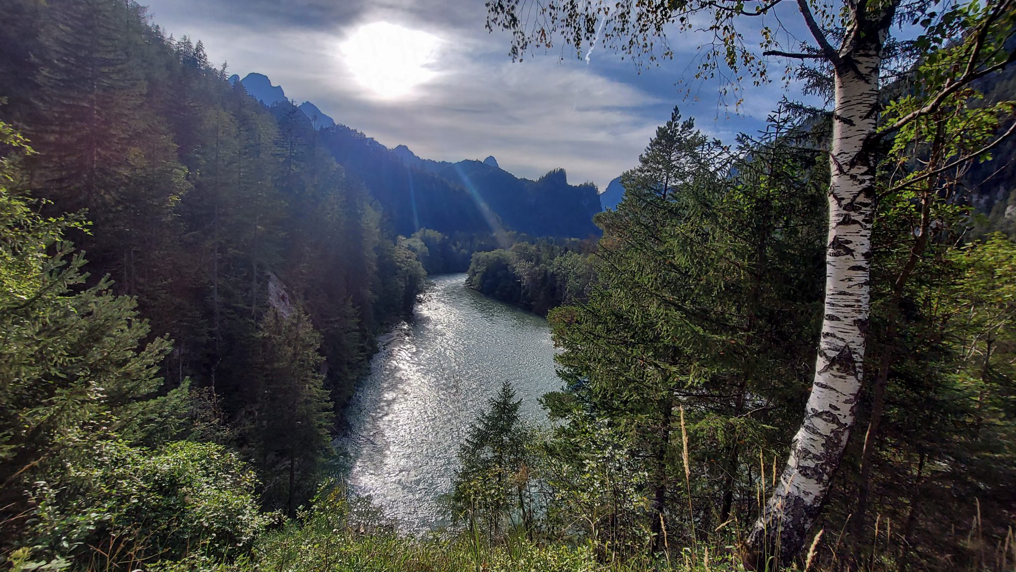 Wanderung zur Haindlkarhütte und Gsengscharte im Nationalpark Gesäuse im Bundesland Steiermark in Österreich, Wanderweg in den Ennstaler Alpen ab Parkplatz Haindlkarhütte vom Gstatterboden, Blick auf den Fluss Enns während des Rückwegs zum Parkplatz der Haindlkarhütte  mit Aussicht auf die schöne Bergwelt im Gesäuse