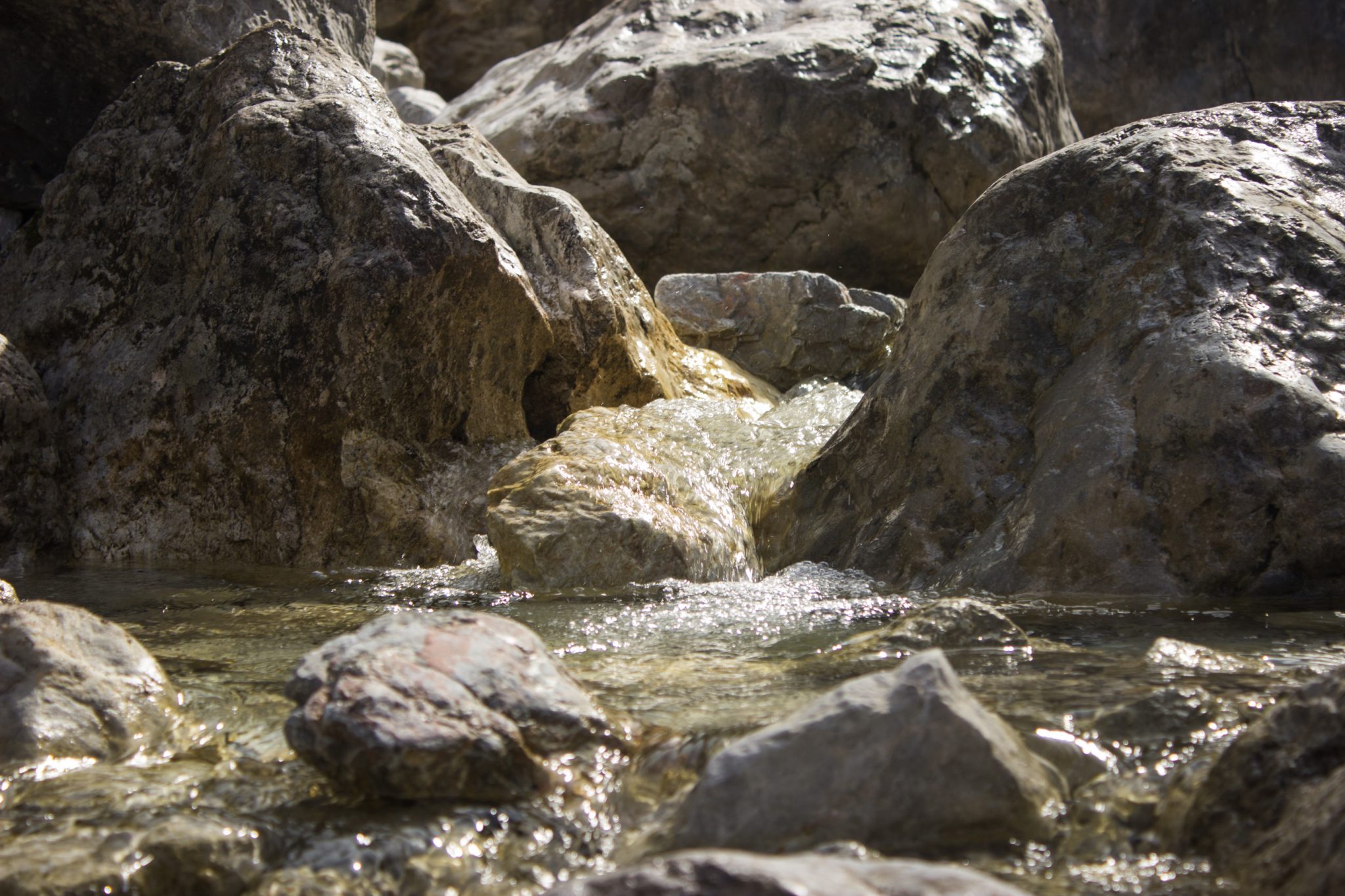 Wanderung zur Haindlkarhütte und Gsengscharte im Nationalpark Gesäuse im Bundesland Steiermark in Österreich, Wanderweg in den Ennstaler Alpen ab Parkplatz Haindlkarhütte vom Gstatterboden, Blick auf Gebirgsbach mit riesigen Steinen