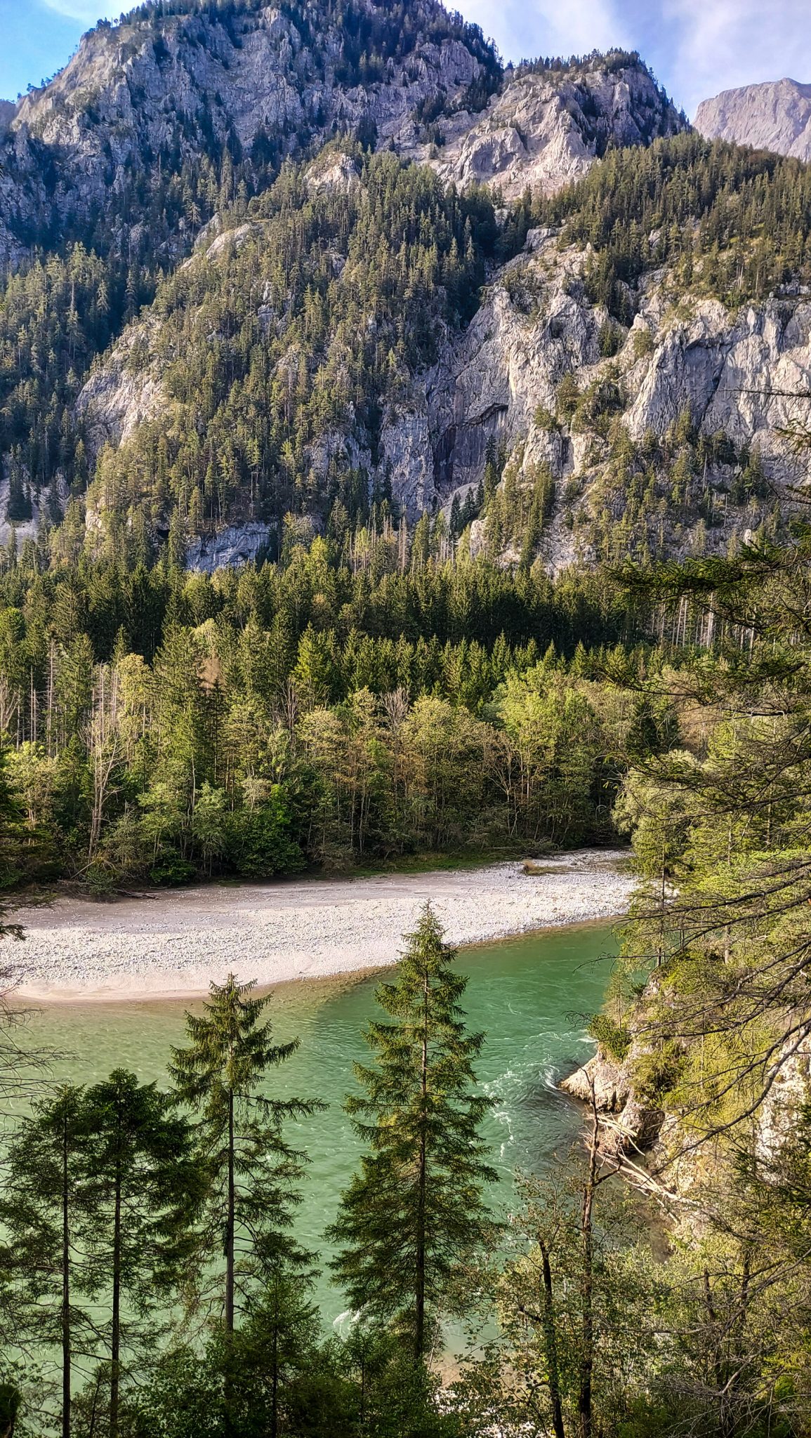 Wanderung zur Haindlkarhütte und Gsengscharte im Nationalpark Gesäuse im Bundesland Steiermark in Österreich, Wanderweg in den Ennstaler Alpen ab Parkplatz Haindlkarhütte vom Gstatterboden, Blick auf den Fluss Enns während des Rückwegs zum Parkplatz der Haindlkarhütte  mit Aussicht auf die schöne Bergwelt im Gesäuse