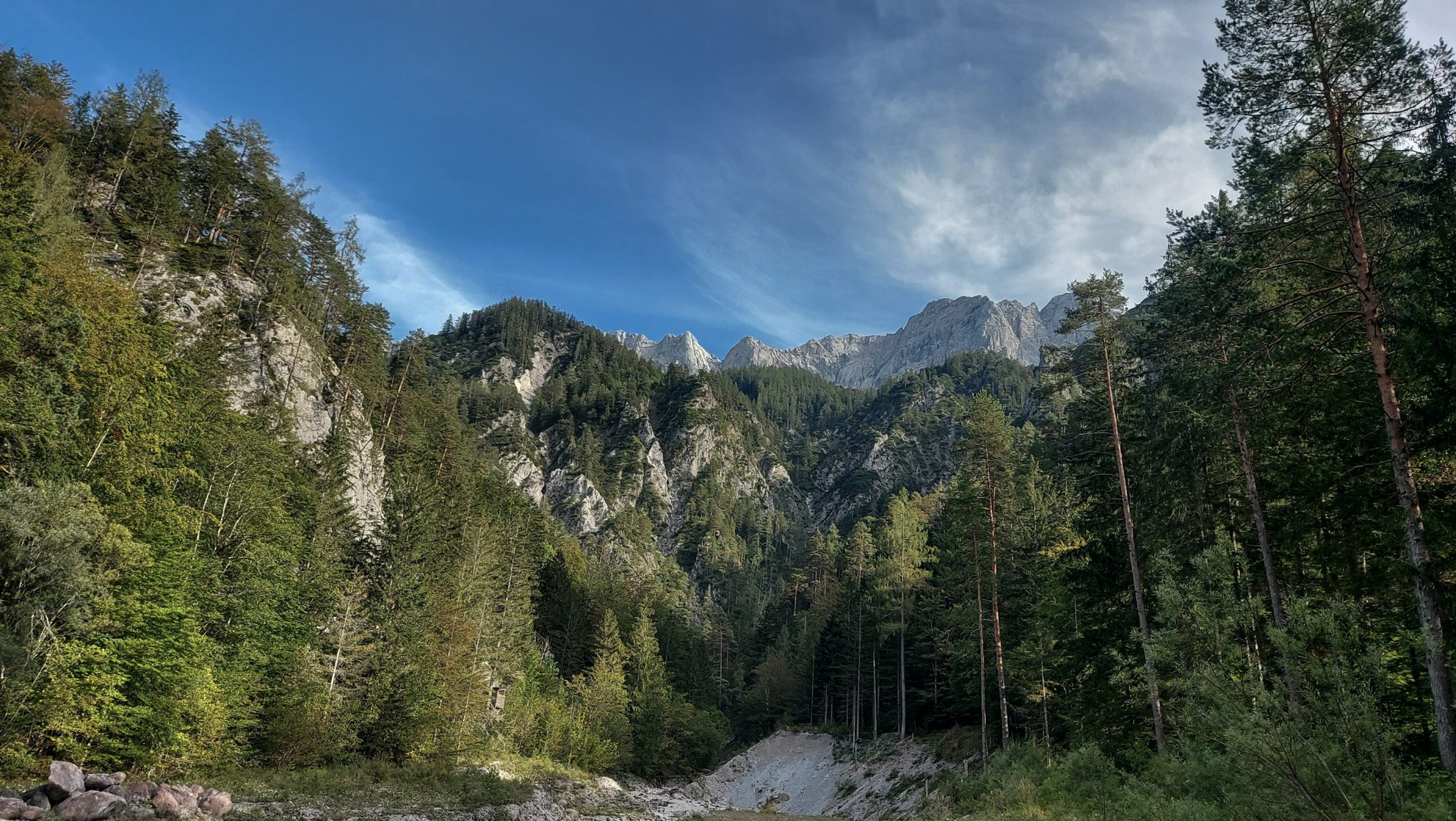 Wanderung zur Haindlkarhütte und Gsengscharte im Nationalpark Gesäuse im Bundesland Steiermark in Österreich, Wanderweg in den Ennstaler Alpen ab Parkplatz Haindlkarhütte vom Gstatterboden, Blick auf die beeindruckende Bergwelt im Gesäuse, nach dem Abstieg von der Gsengscharte ebnet sich der Weg zunehmend mit Erreichen des Tals, Berge türmen sich vor einem auf