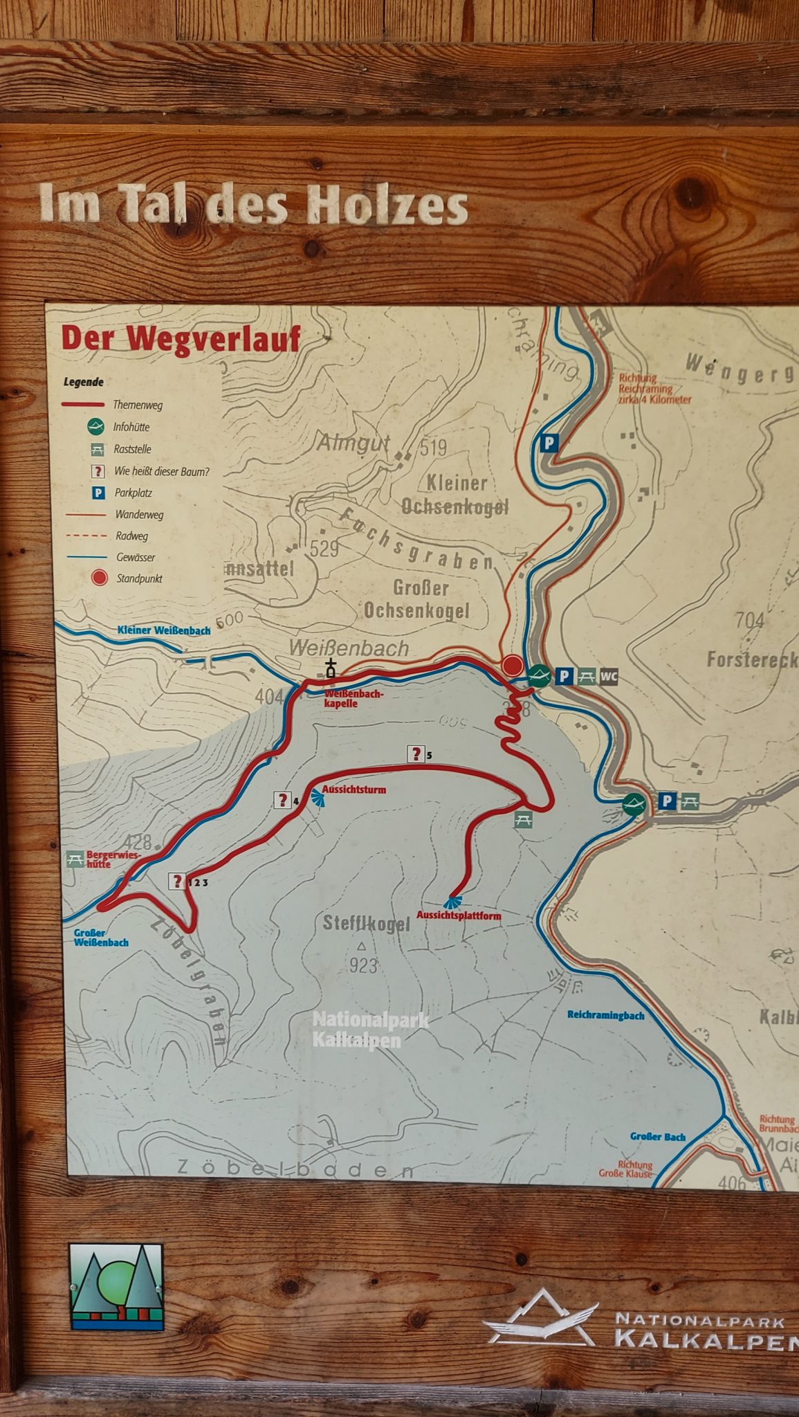 Im Tal des Holzes - familienfreundliche Rundwanderung durch das Weißenbachtal mit Buchenwäldern im Nationalpark Kalkalpen in Oberösterreich, Wanderung befindet sich in der Nähe des Ortes Reichraming, Schild zum Wanderweg Im Tal des Holzes mit Wegverlauf