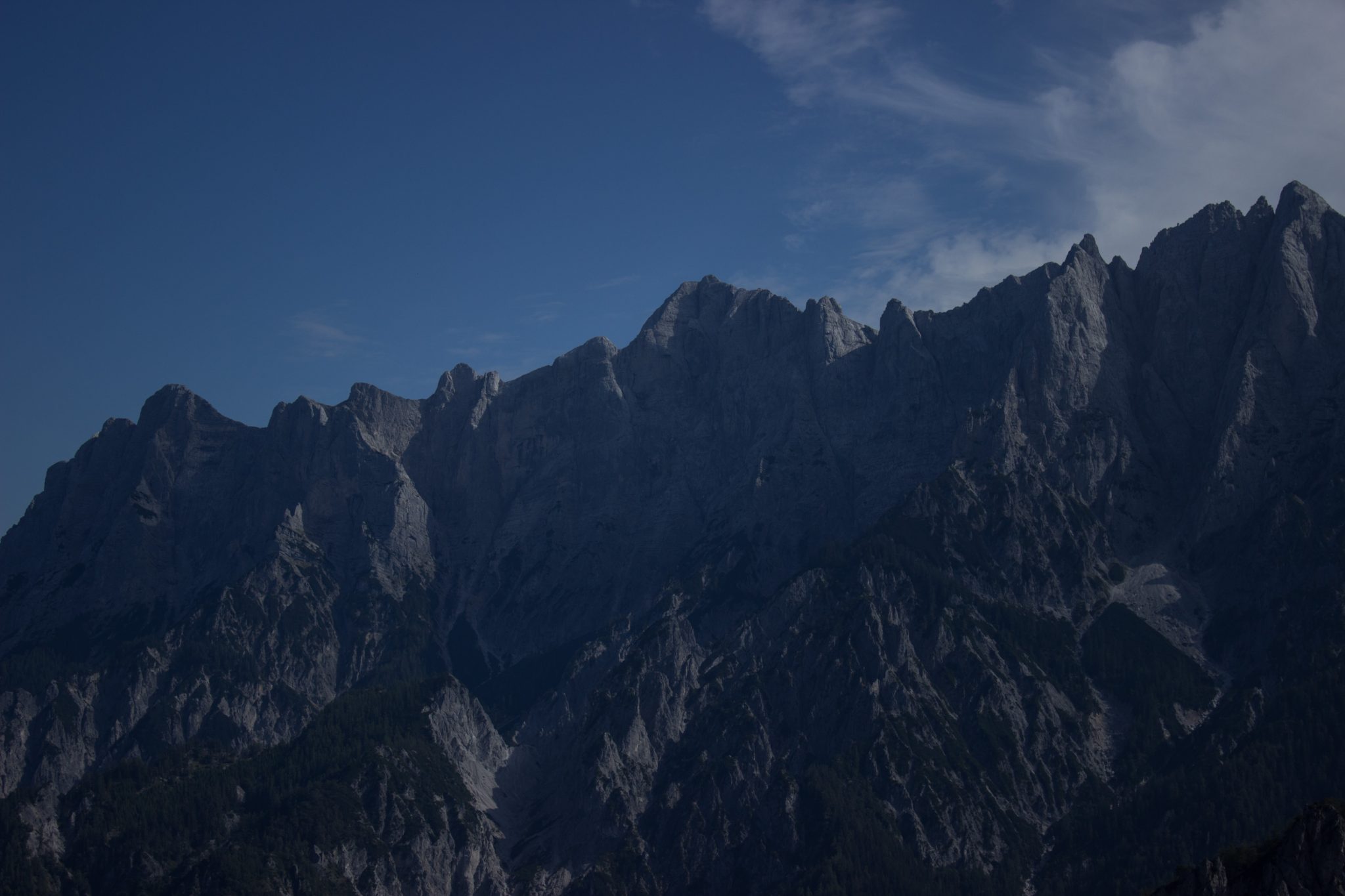 Wandern im Nationalpark Gesäuse - Rundweg mit Goferhütte im Bundesland Steiermark in Österreich, Wanderweg in den Ennstaler Alpen, Blick auf steil aufragende Felswände in der beeindruckenden Bergwelt in der Ferne im Nationalpark Gesäuse