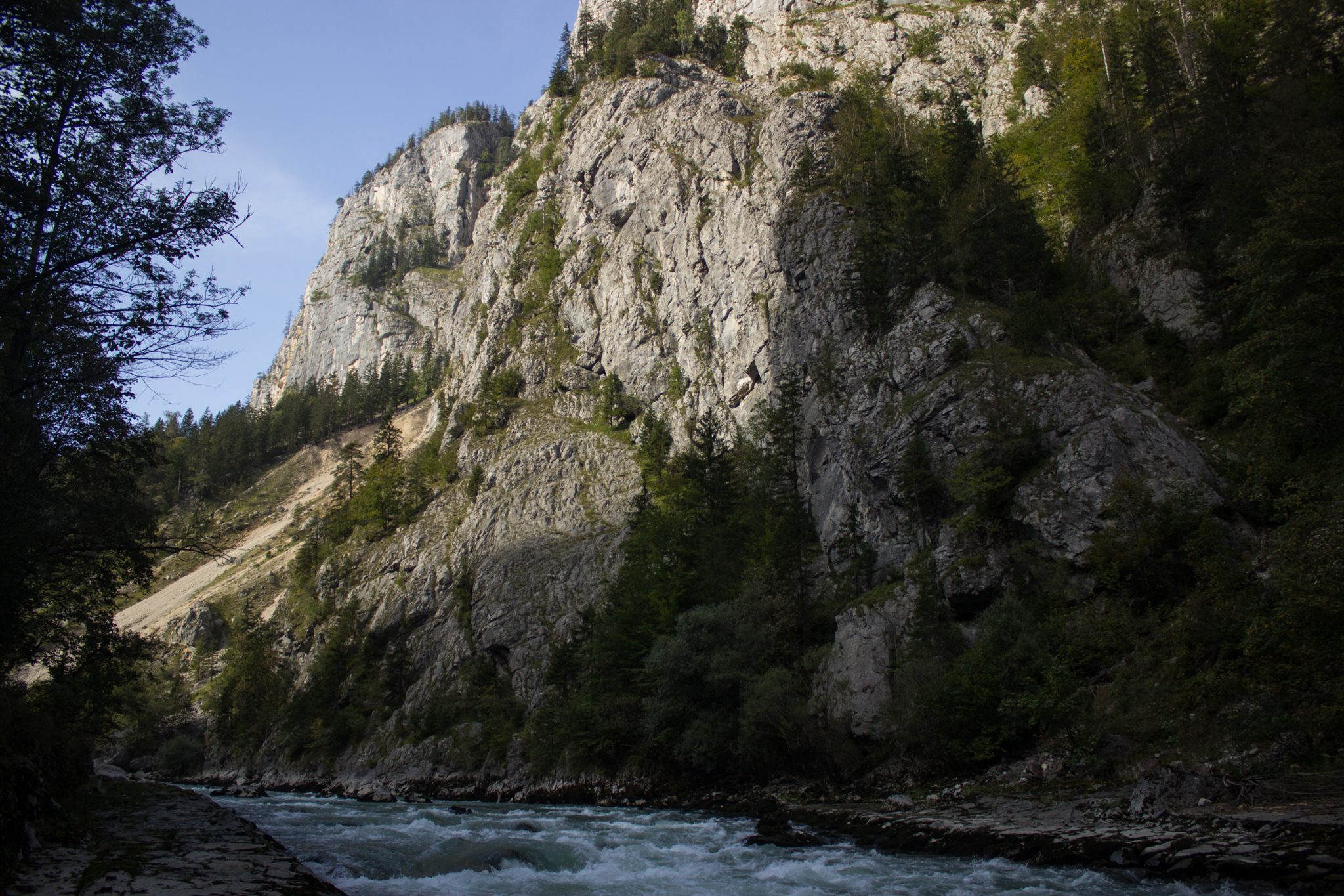 Wandern im Nationalpark Gesäuse - Rundweg mit Goferhütte im Bundesland Steiermark in Österreich, Wanderweg in den Ennstaler Alpen, nach Erreichen der Gesäuse Straße muss man einige hundert Meter an der Straße entlang, Möglichkeit einen Abstecher zum Fluss Enns zu machen, umgeben von steil aufragenden Felswänden