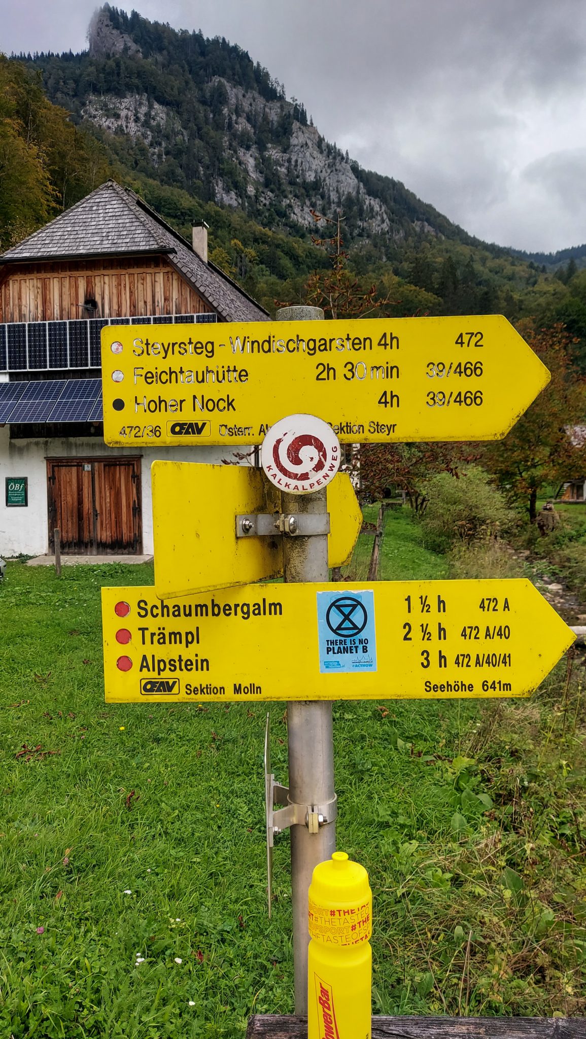 Wanderung beim Bodinggraben zur Schaumbergalm und Ebenforstalm ab Parkplatz Scheiblingau im Nationalpark Kalkalpen in Oberösterreich, Start der Wanderung in der Nähe von Molln, Schild Wegweiser zu verschiedenen Zielen