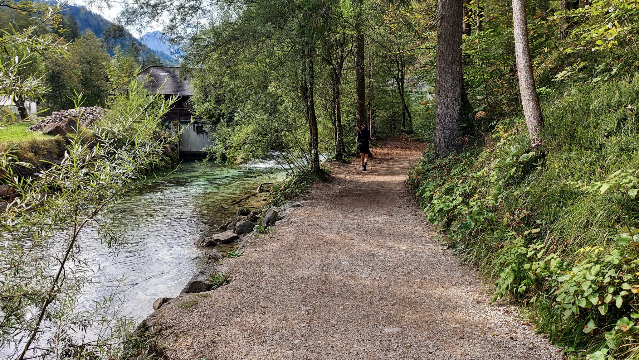 Wanderung zum Prielschutzhaus von Hinterstoder im Toten Gebirge in Oberösterreich, ab Parkplatz Schiederweiher in Hinterstoder führt der Wanderweg entlang der Steyr und der Krummen Steyr zum Schiederweiher, Fluss hat sehr klares Wasser und ist von Wald umgeben, Wanderer unterwegs zum Schiederweiher