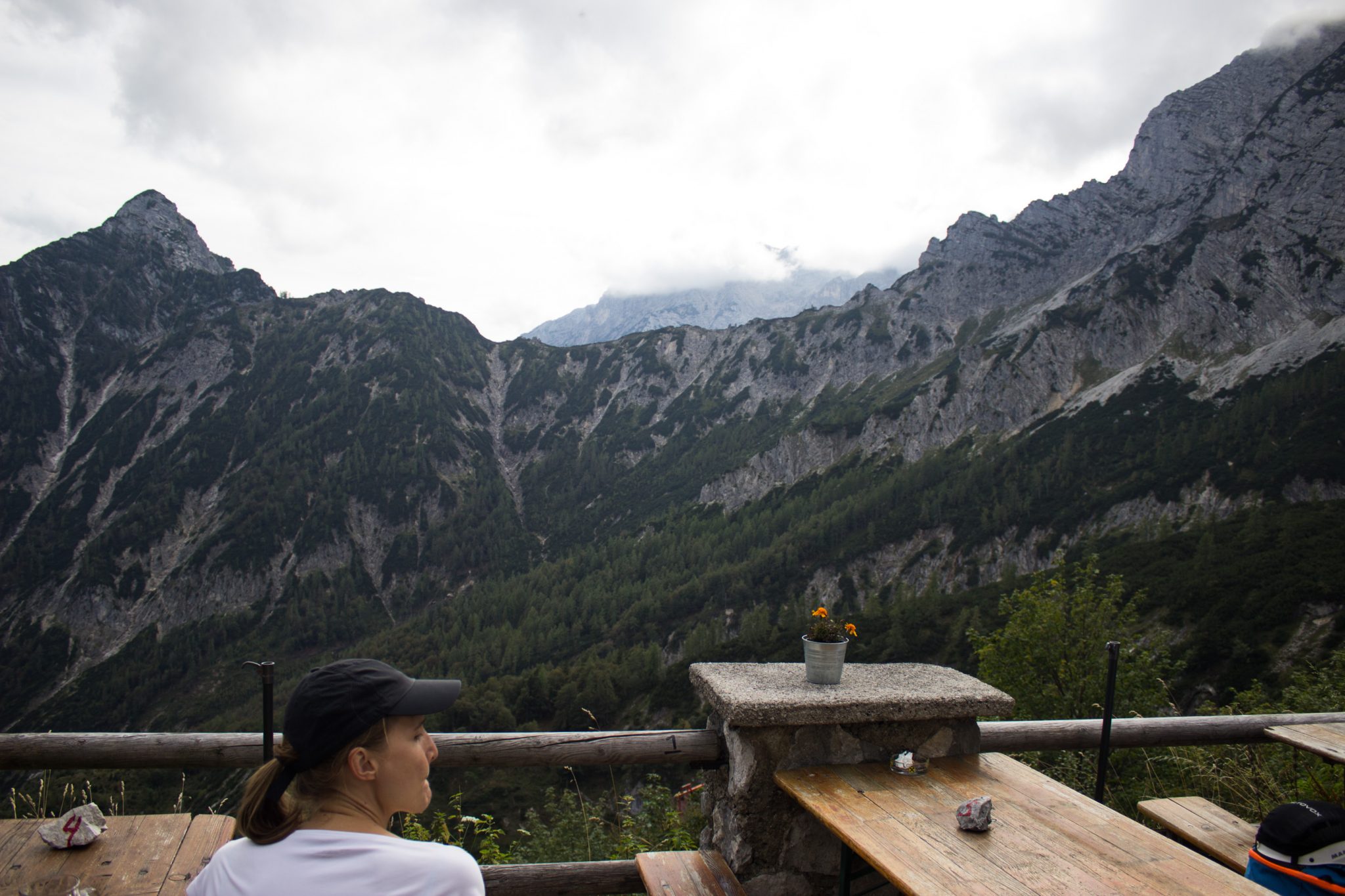 Wanderung zum Prielschutzhaus von Hinterstoder im Toten Gebirge in Oberösterreich, nach relativ langem Aufstieg erreichen wir das Prielschutzhaus und genießen die schöne Aussicht auf das Tote Gebirge in Oberösterreich, Wanderweg erfordert einiges an Kondition