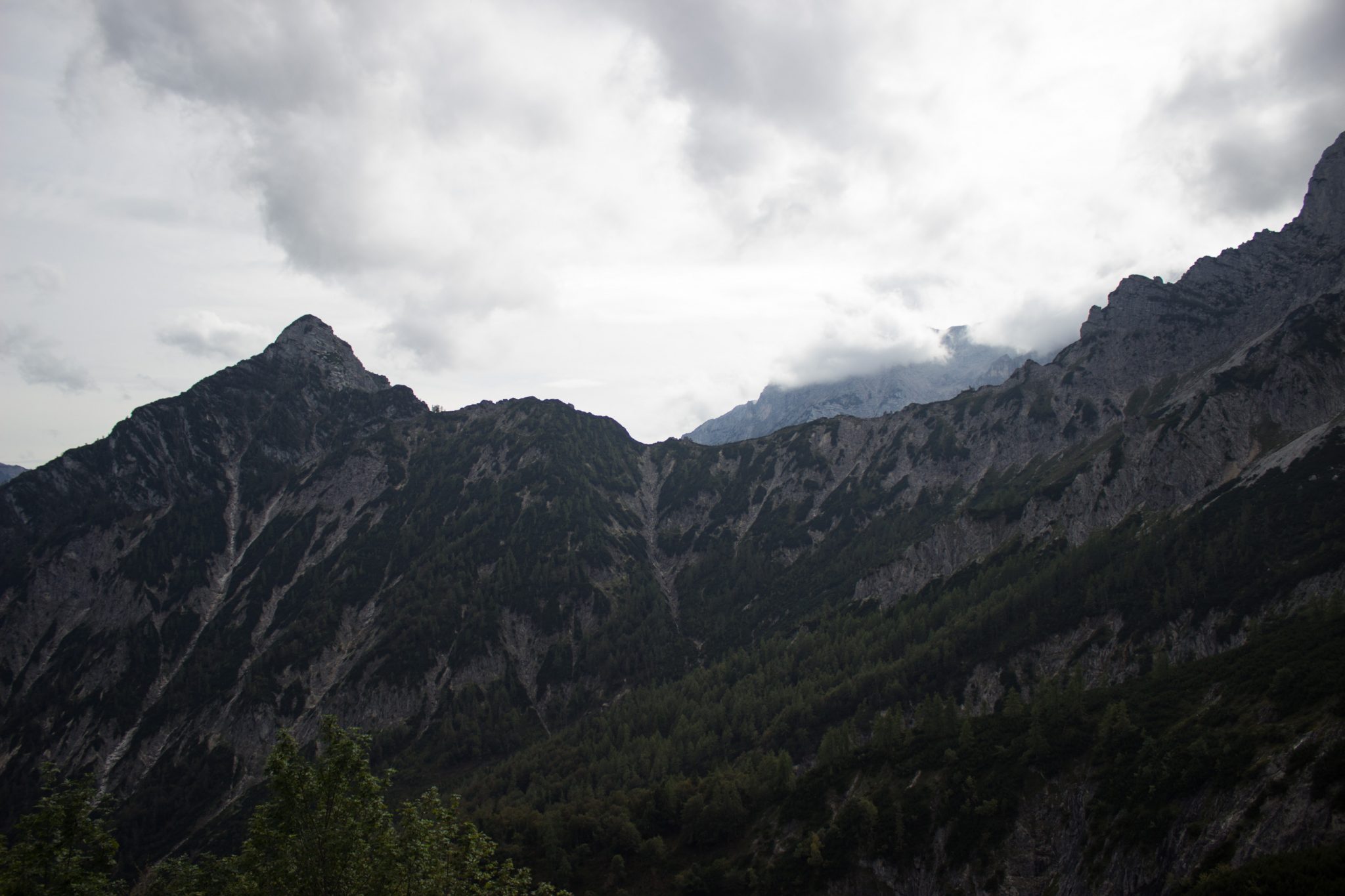 Wanderung zum Prielschutzhaus von Hinterstoder im Toten Gebirge in Oberösterreich, nach relativ langem Aufstieg erreichen wir das Prielschutzhaus und genießen die schöne Aussicht auf das Tote Gebirge in Oberösterreich, Wanderweg erfordert einiges an Kondition