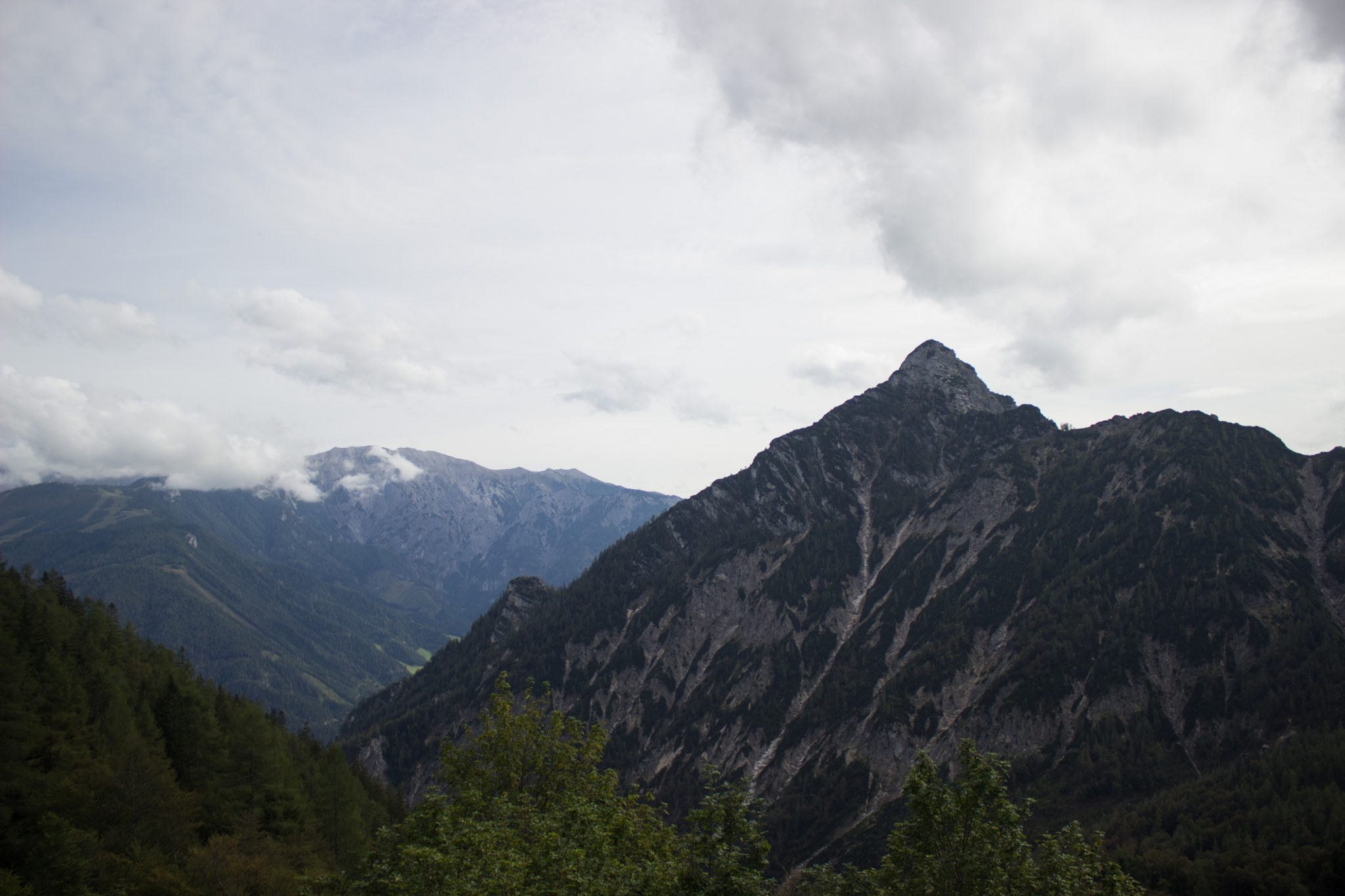 Wanderung zum Prielschutzhaus von Hinterstoder im Toten Gebirge in Oberösterreich, nach relativ langem Aufstieg erreichen wir das Prielschutzhaus und genießen die schöne Aussicht auf das Tote Gebirge in Oberösterreich, Wanderweg erfordert einiges an Kondition