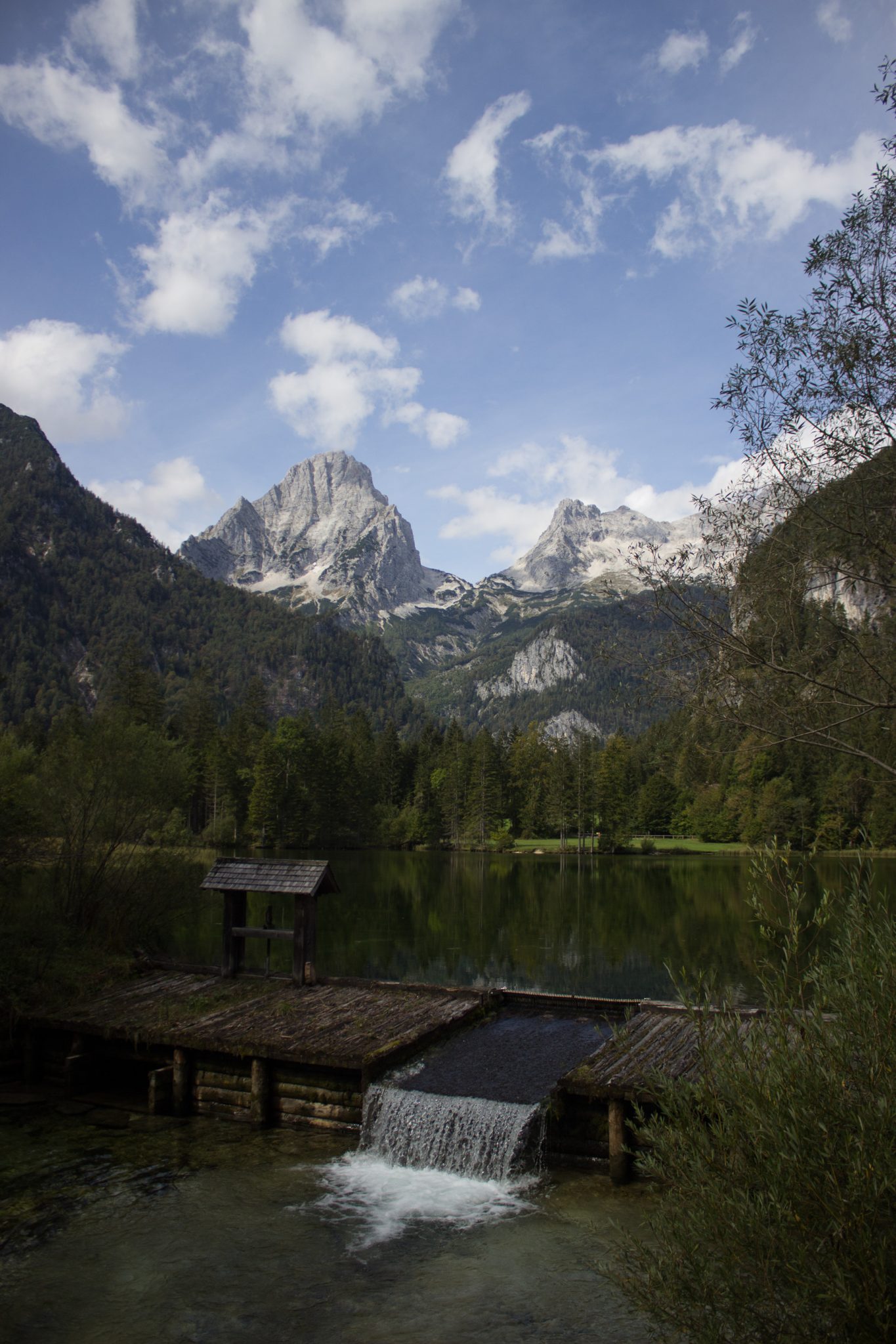 Wanderung zum Prielschutzhaus von Hinterstoder im Toten Gebirge in Oberösterreich, beim See Schiederweiher angelangt gibt es eine herrliche Aussicht auf den Hohen Priel und die anderen Berge des Toten Gebirges, von grünen Wiesen und Wald umgeben