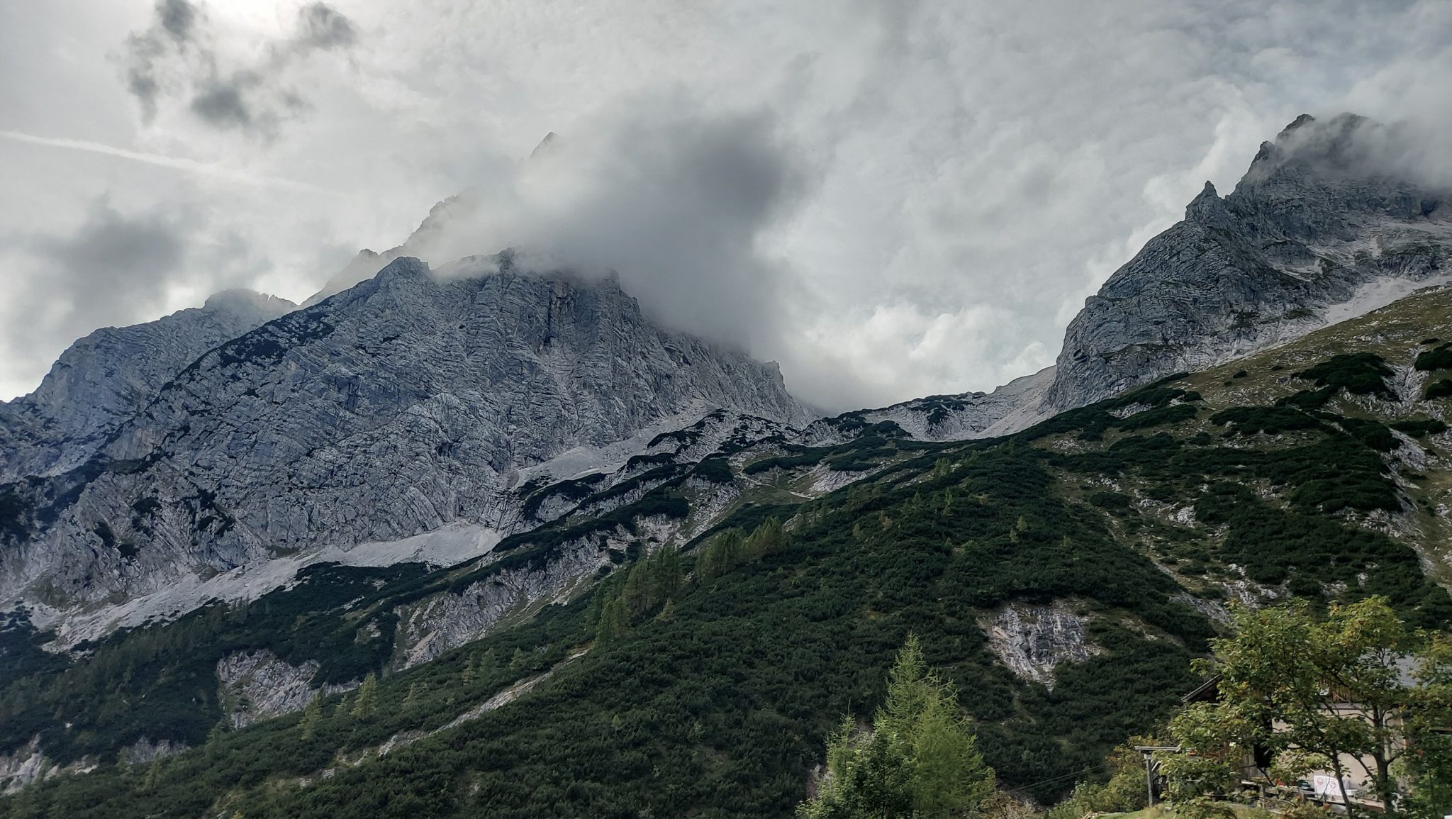 Wanderung zum Prielschutzhaus von Hinterstoder im Toten Gebirge in Oberösterreich, nach relativ langem Aufstieg erreichen wir das Prielschutzhaus und genießen die grandiose Aussicht auf das Tote Gebirge in Oberösterreich, Wanderweg erfordert einiges an Kondition