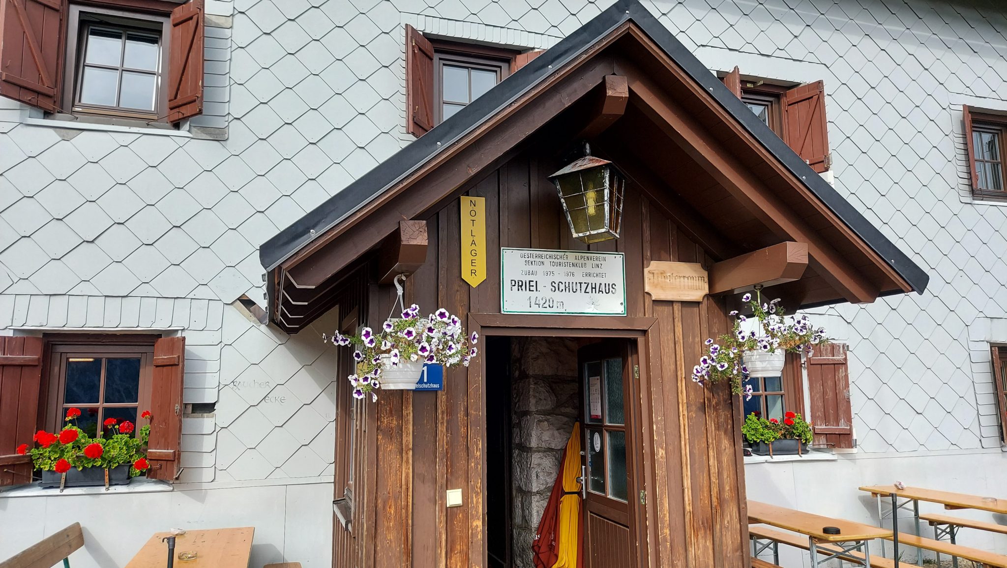 Wanderung zum Prielschutzhaus von Hinterstoder im Toten Gebirge in Oberösterreich, nach relativ langem Aufstieg erreichen wir das Prielschutzhaus im Toten Gebirge, obwohl dies garnicht geplant war, zumindest nicht bewusst, Wanderweg erfordert einiges an Kondition
