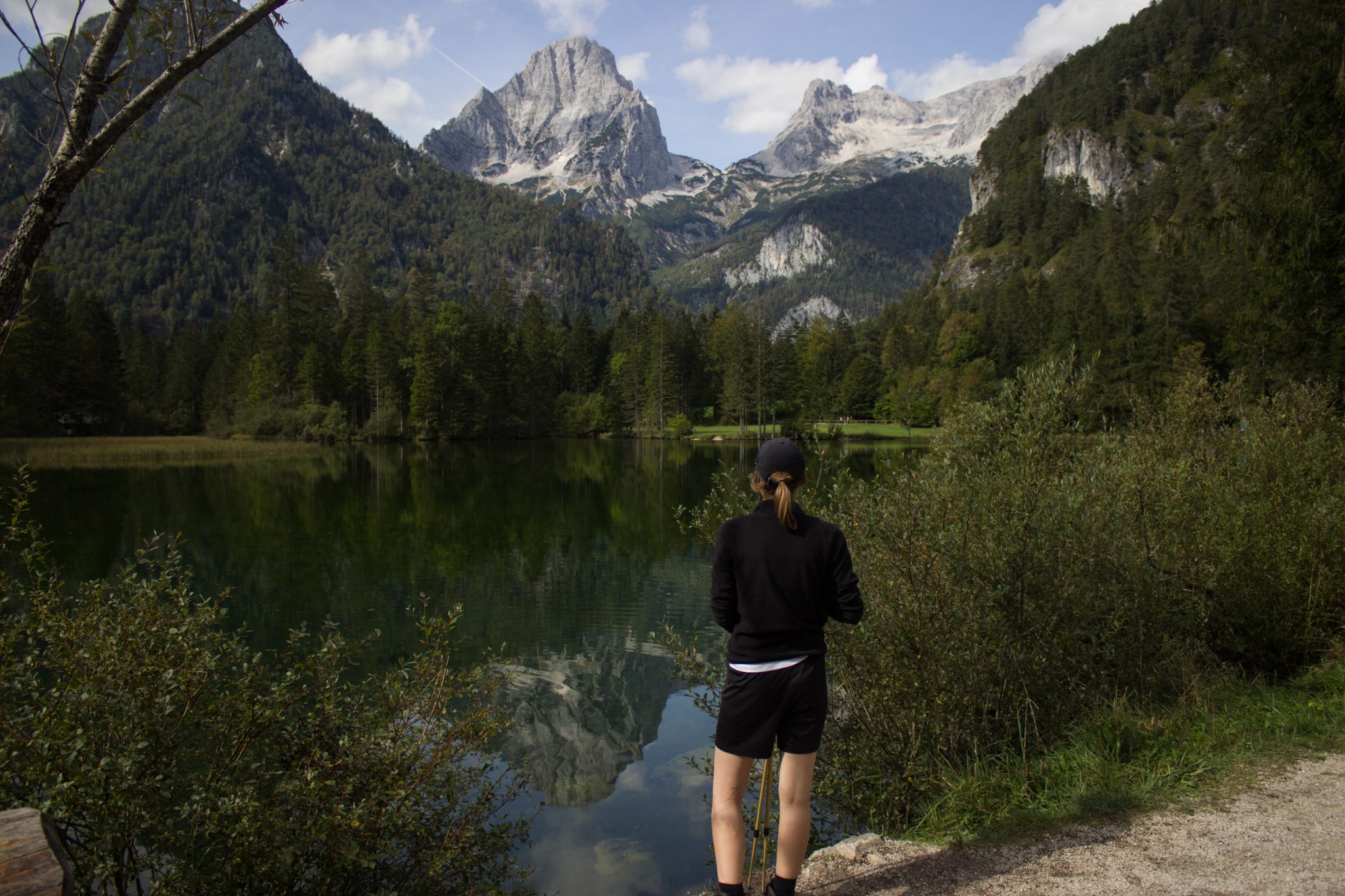 Wanderung zum Prielschutzhaus von Hinterstoder im Toten Gebirge in Oberösterreich, beim See Schiederweiher angelangt genießt der Wanderer die herrliche Aussicht auf den Hohen Priel und die anderen Berge des Toten Gebirges, von grünen Wiesen und Wald umgeben, die Berge spiegeln sich im klaren Wasser des Schiederweihers