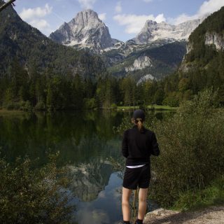 Wanderung zum Prielschutzhaus von Hinterstoder im Toten Gebirge in Oberösterreich, beim See Schiederweiher angelangt genießt der Wanderer die herrliche Aussicht auf den Hohen Priel und die anderen Berge des Toten Gebirges, von grünen Wiesen und Wald umgeben, die Berge spiegeln sich im klaren Wasser des Schiederweihers