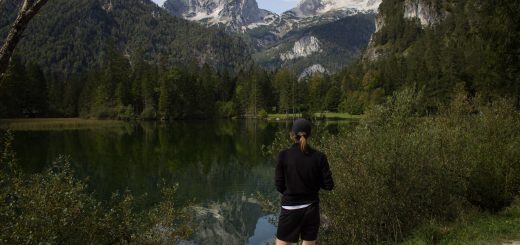 Wanderung zum Prielschutzhaus von Hinterstoder im Toten Gebirge in Oberösterreich, beim See Schiederweiher angelangt genießt der Wanderer die herrliche Aussicht auf den Hohen Priel und die anderen Berge des Toten Gebirges, von grünen Wiesen und Wald umgeben, die Berge spiegeln sich im klaren Wasser des Schiederweihers