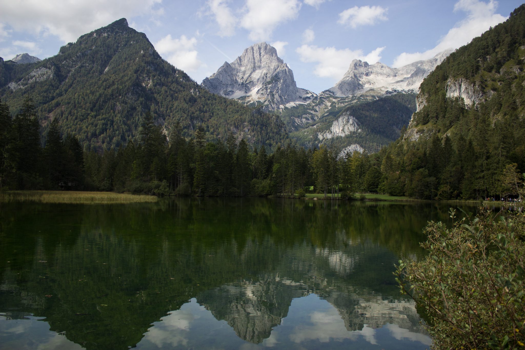 Wanderung zum Prielschutzhaus von Hinterstoder im Toten Gebirge in Oberösterreich, beim See Schiederweiher angelangt gibt es eine herrliche Aussicht auf den Hohen Priel und die anderen Berge des Toten Gebirges, von grünen Wiesen und Wald umgeben, die Berge spiegeln sich im klaren Wasser des Schiederweihers