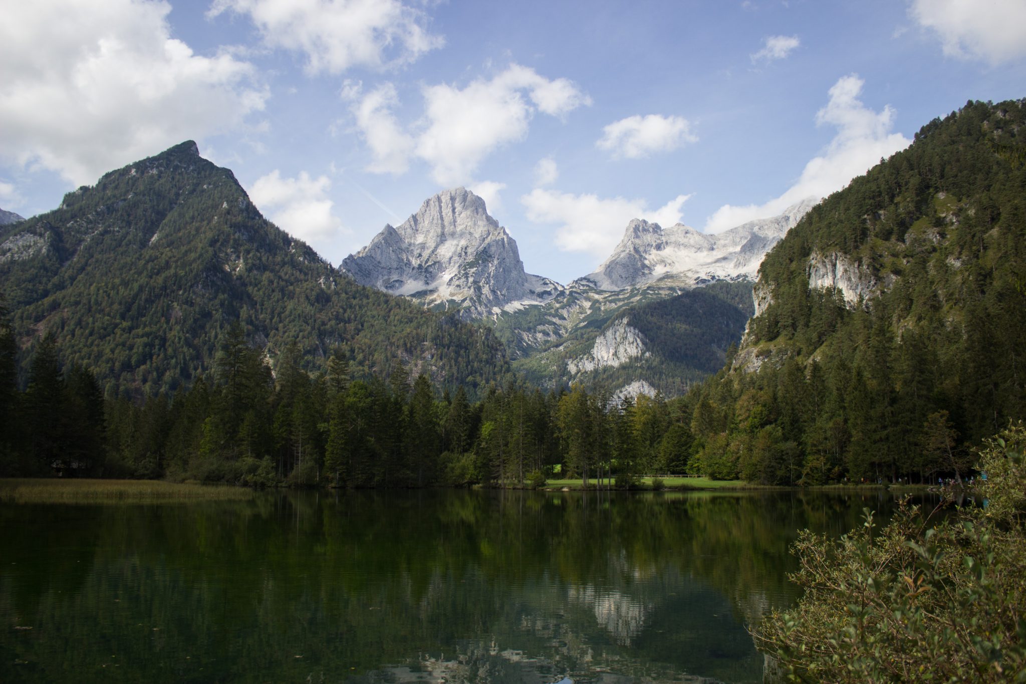 Wanderung zum Prielschutzhaus von Hinterstoder im Toten Gebirge in Oberösterreich, beim See Schiederweiher angelangt gibt es eine herrliche Aussicht auf den Hohen Priel und die anderen Berge des Toten Gebirges, von grünen Wiesen und Wald umgeben