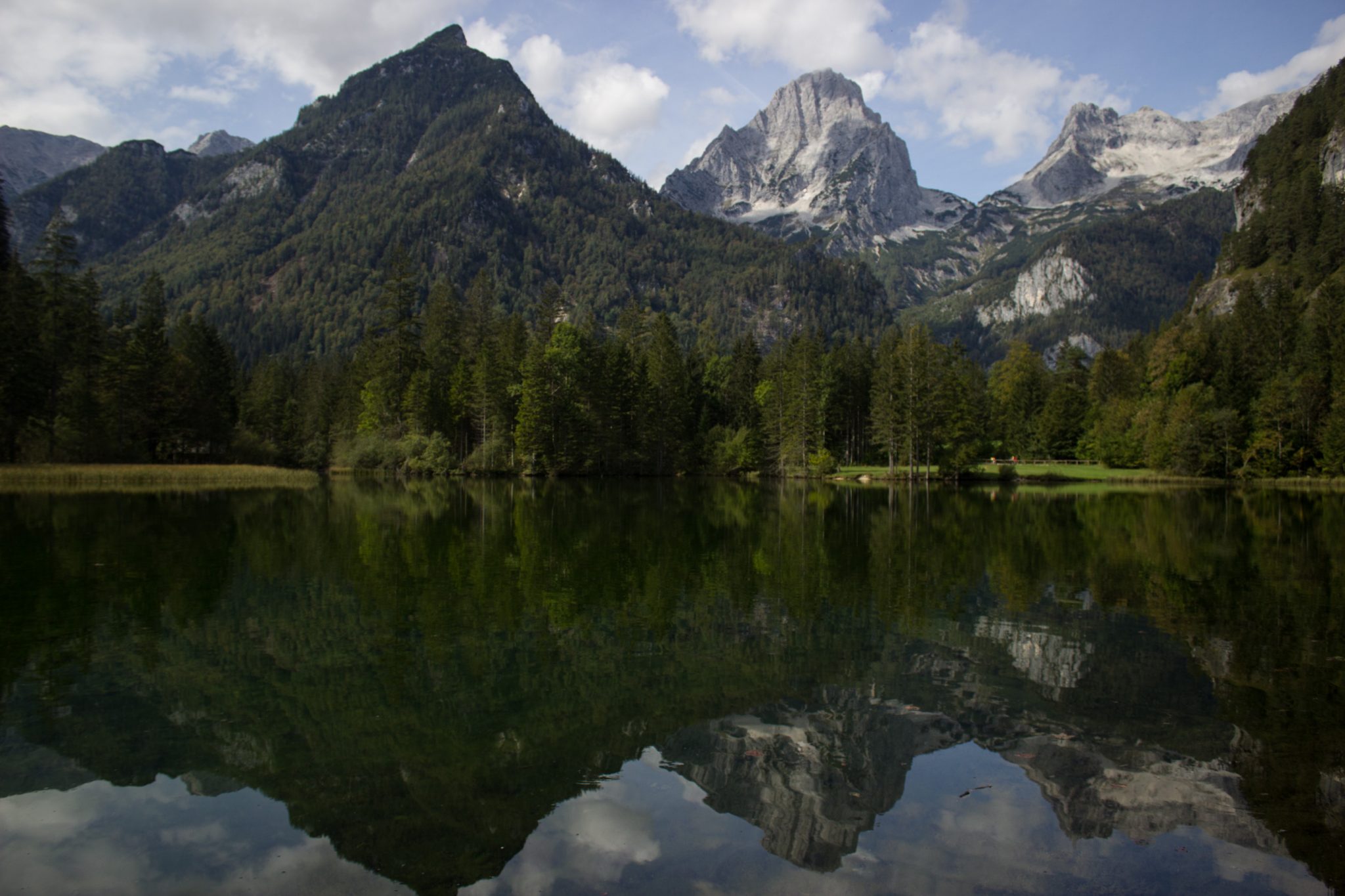 Wanderung zum Prielschutzhaus von Hinterstoder im Toten Gebirge in Oberösterreich, beim See Schiederweiher angelangt gibt es eine herrliche Aussicht auf den Hohen Priel und die anderen Berge des Toten Gebirges, von grünen Wiesen und Wald umgeben, die Berge spiegeln sich im klaren Wasser des Schiederweihers