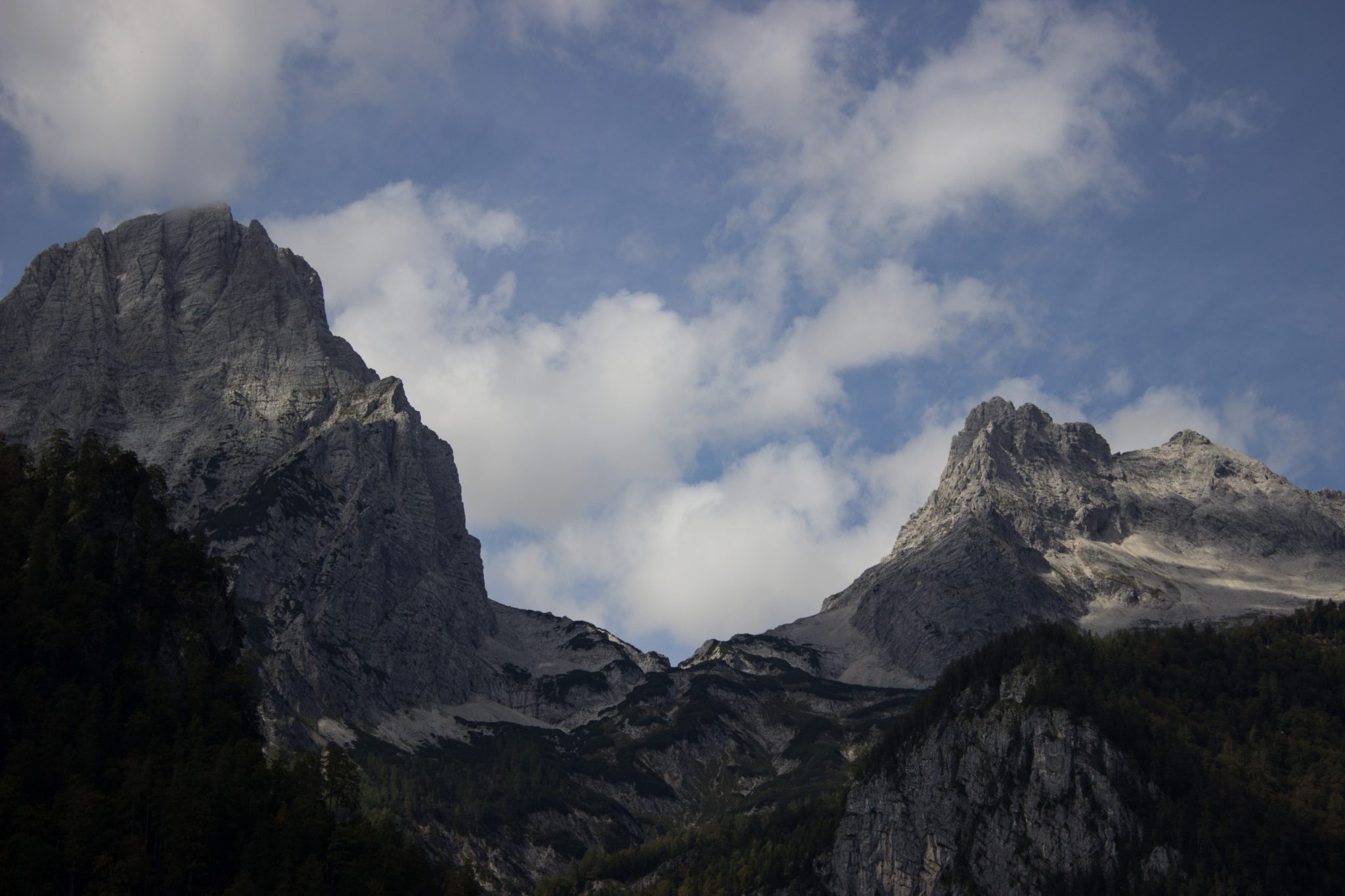 Wanderung zum Prielschutzhaus von Hinterstoder im Toten Gebirge in Oberösterreich, nach dem See Schiederweiher führt ein breiterer Wanderweg in Richtung der Berge mit herrlichen Aussichten auf den Hohen Priel und die anderen Berge des Toten Gebirges