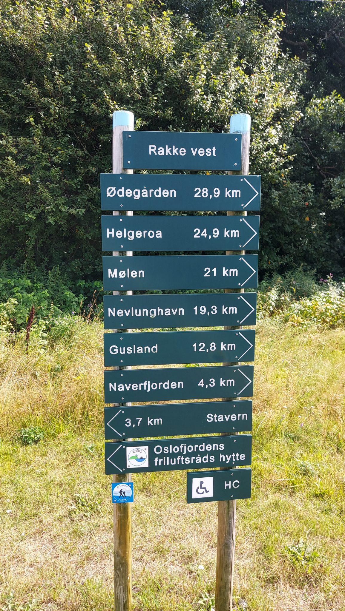 Küstenwanderung von Stavern nach Nevlunghavn, auf dem Kyststien entlang der Schärenküste von Vestfold in Südnorwegen, Beschilderung der jeweiligen Entfernungen zu den nächsten Wanderzielen
