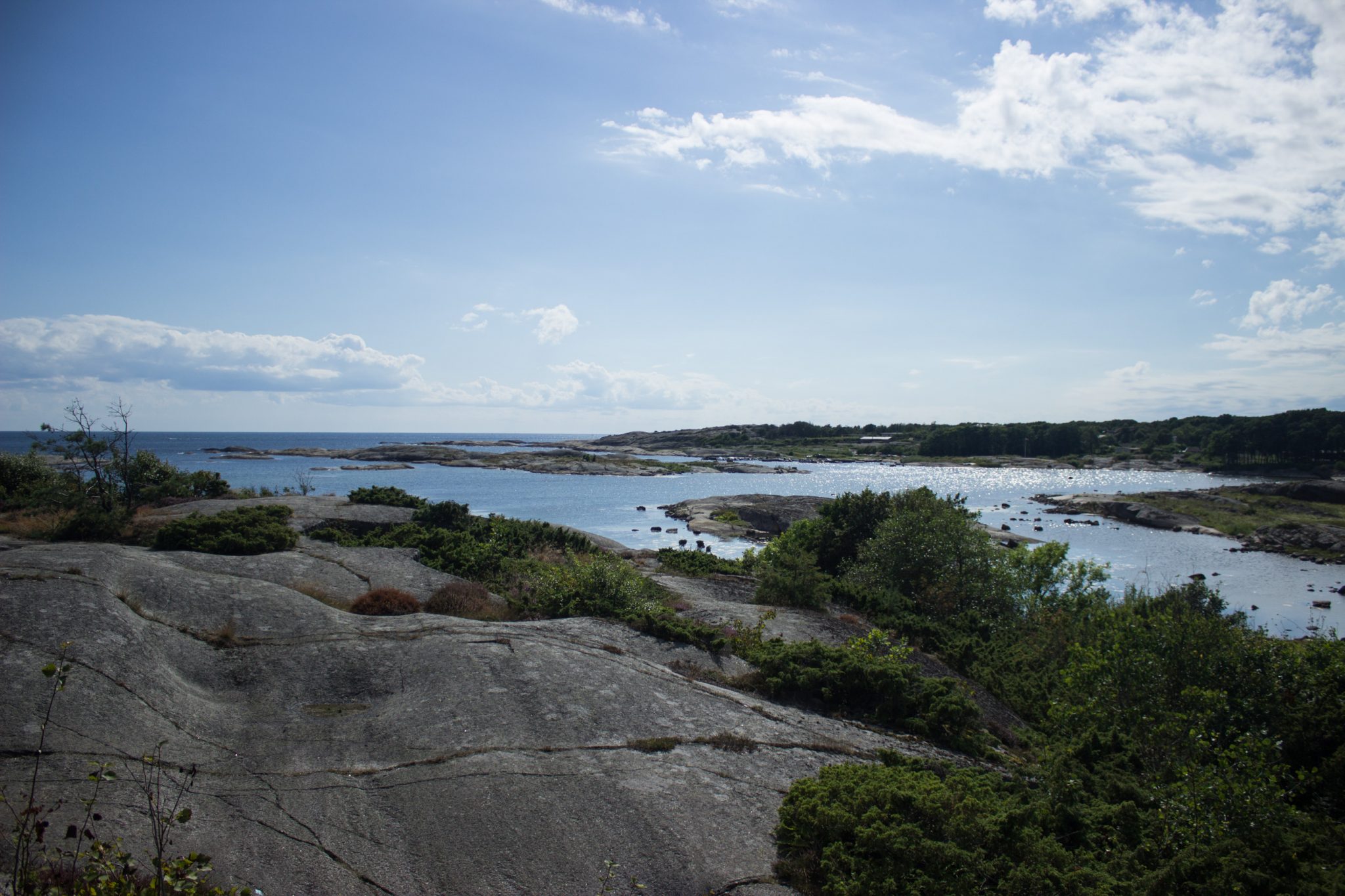 Küstenwanderung von Stavern nach Nevlunghavn, auf dem Kyststien entlang der Schärenküste von Vestfold in Südnorwegen, Wanderung entlang des Küstenpfads, über große Felsen mit Meerblick und grüner Vegetation, schönes Wetter zum Wandern