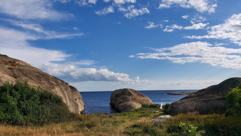 Küstenwanderung von Stavern nach Nevlunghavn, auf dem Kyststien entlang der Schärenküste von Vestfold in Südnorwegen, Wanderung entlang des Küstenpfads, Küstenvegetation entlang des Wanderweges, Meer und Felsen im Hintergrund
