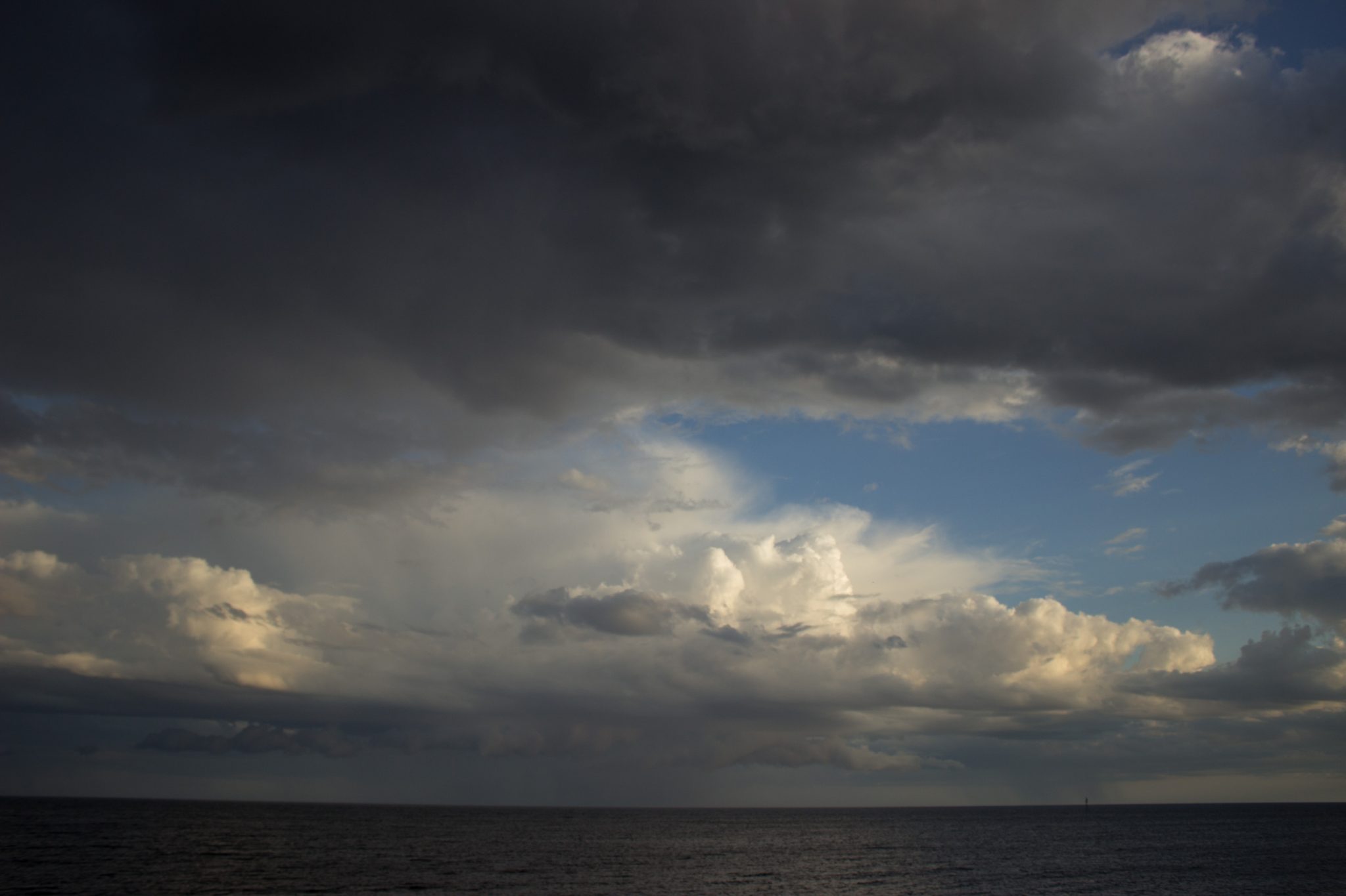 Küstenwanderung von Stavern nach Nevlunghavn, auf dem Kyststien entlang der Schärenküste von Vestfold in Südnorwegen, weite Aussicht auf das Meer bei Schauerwetter, Aprilwetter