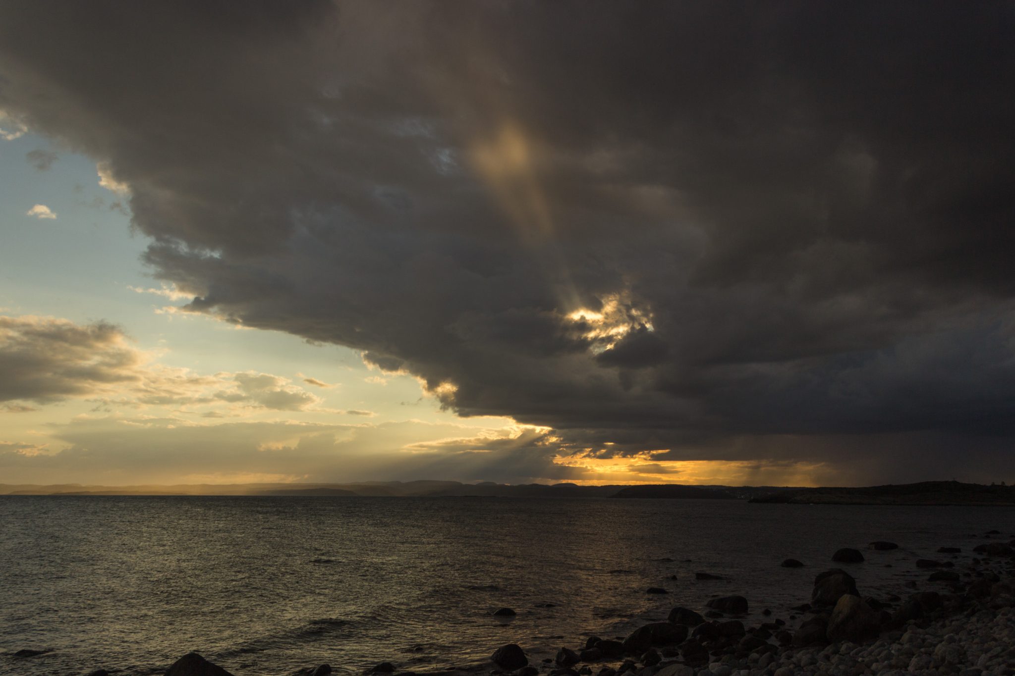 Küstenwanderung von Stavern nach Nevlunghavn, auf dem Kyststien entlang der Schärenküste von Vestfold in Südnorwegen, weite Aussicht auf das Meer bei Sonnenuntergang, immer wieder Schauer, Aprilwetter, tolle Lichtatmosphäre