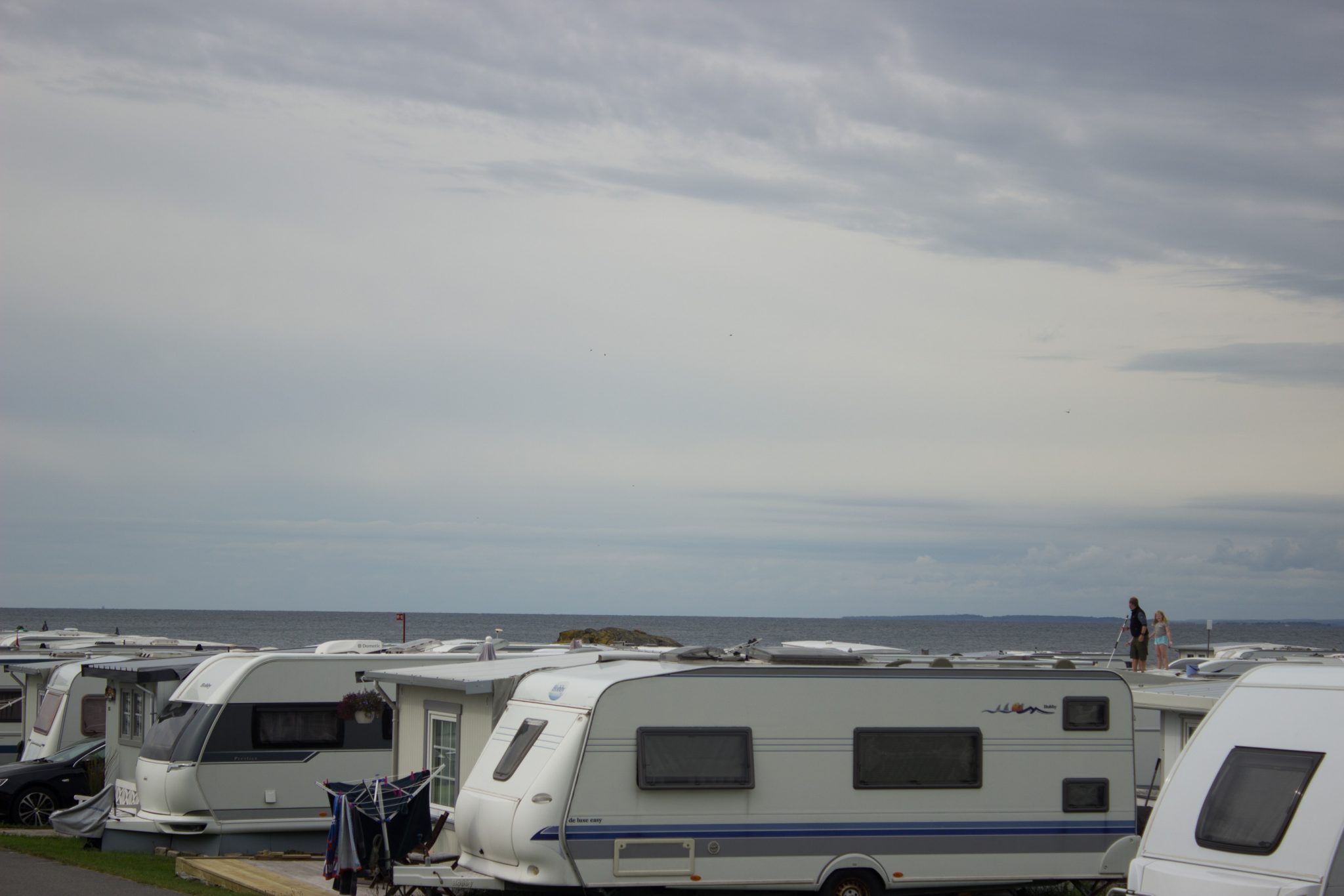 Küstenwanderung von Stavern nach Nevlunghavn, auf dem Kyststien entlang der Schärenküste von Vestfold in Südnorwegen, Verlauf des Wanderweges direkt über einen Campingplatz