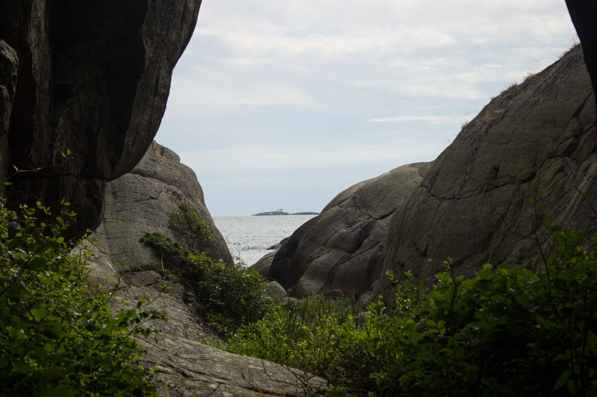 Küstenwanderung von Stavern nach Nevlunghavn, auf dem Kyststien entlang der Schärenküste von Vestfold in Südnorwegen, Wanderung entlang des Küstenpfads, Wanderweg führt entlang riesiger Felsen mit Blick auf das Meer