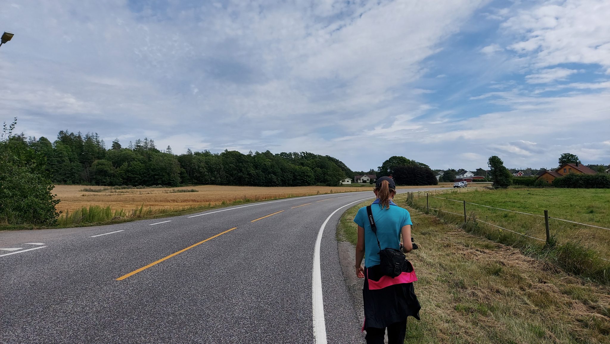 Küstenwanderung von Stavern nach Nevlunghavn, auf dem Kyststien entlang der Schärenküste von Vestfold in Südnorwegen, Wanderer unterwegs auf großer Straße, kein schöner Abschnitt des Kyststien, es handelt sich aber um eine Ausnahme