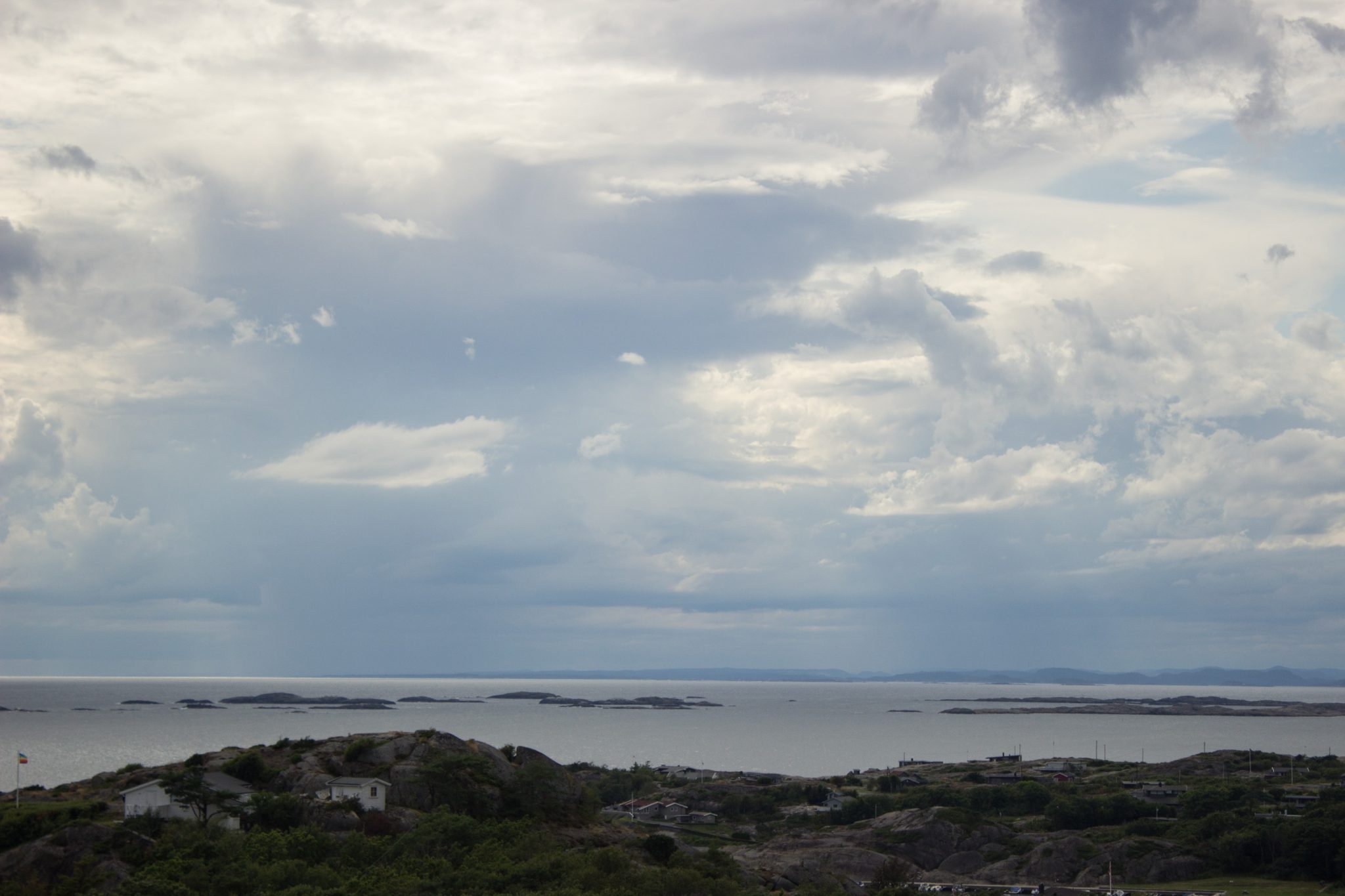 Küstenwanderung von Stavern nach Nevlunghavn, auf dem Kyststien entlang der Schärenküste von Vestfold in Südnorwegen, Wanderung entlang des Küstenpfads, Wanderweg am Meer entlang über große Felsen, Häuser direkt an der Küste, weite Aussicht auf das Meer