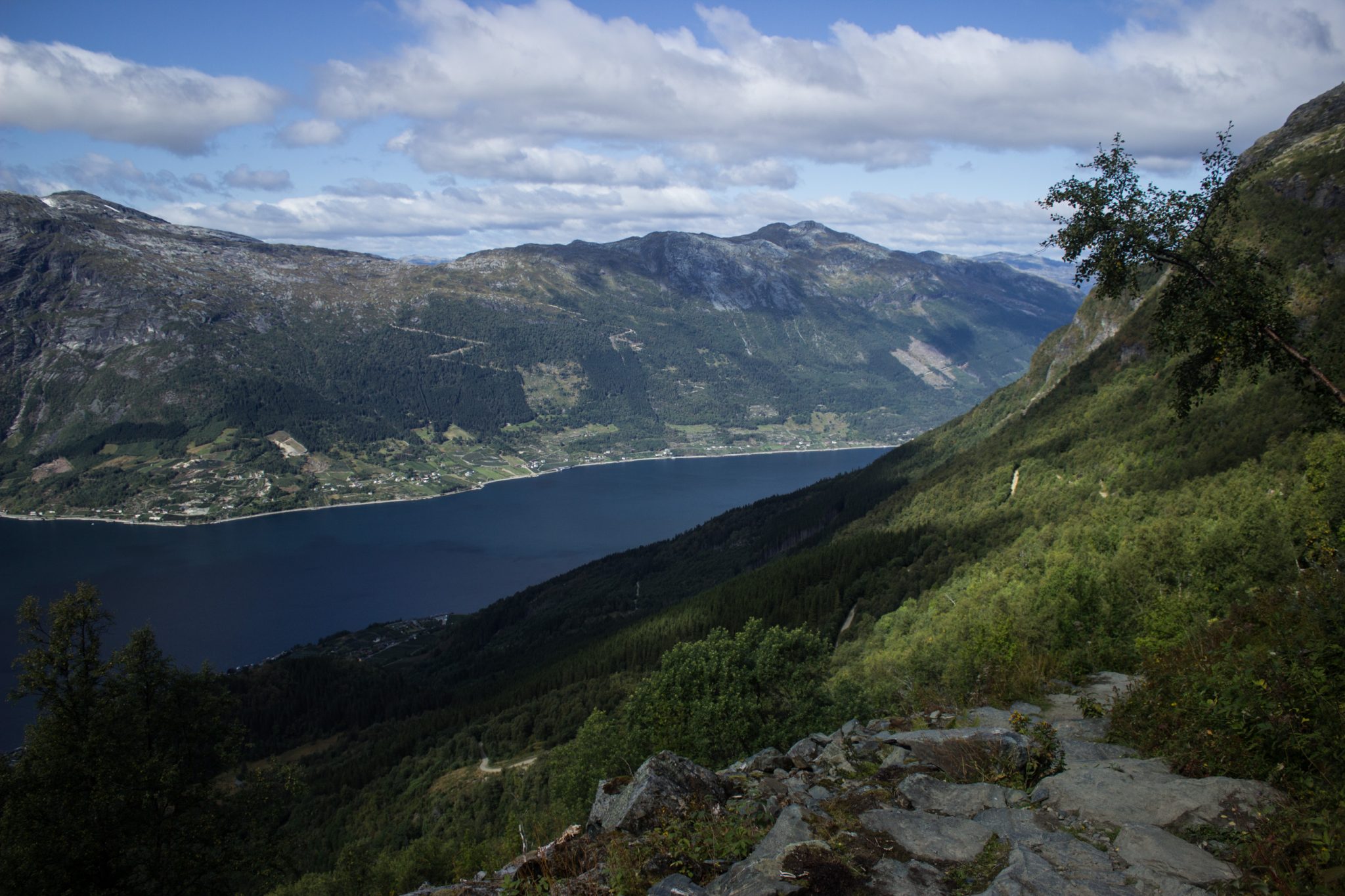 Wandern auf dem Dronningstien über die Monk Steps und den Aussichtspunkt Nosi, Start der Wanderung ist in Lofthus, Ausblick auf den Hardangerfjord während der Wanderung auf der Hardangervidda