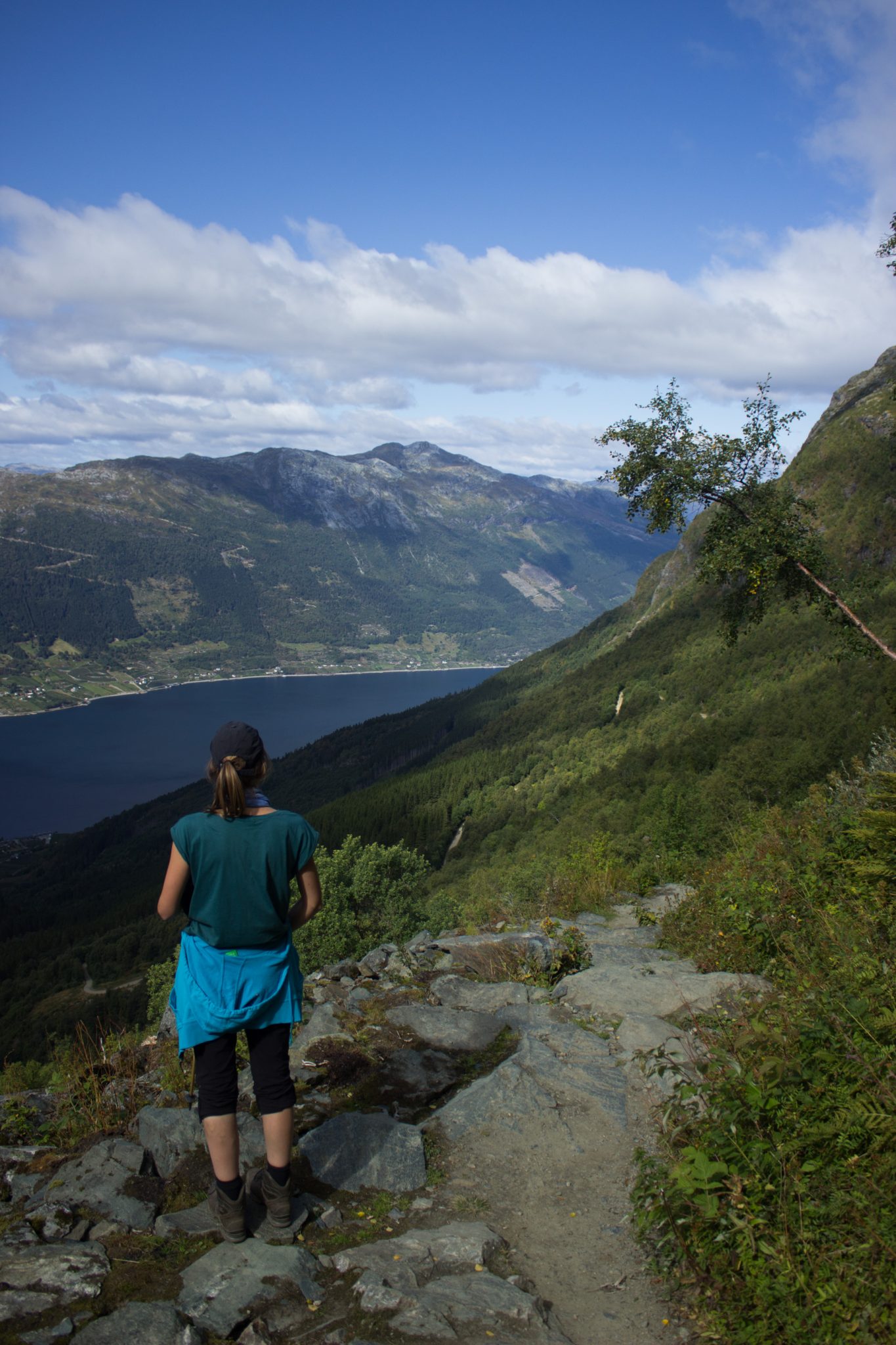 Wandern auf dem Dronningstien über die Monk Steps und den Aussichtspunkt Nosi, Start der Wanderung ist in Lofthus, Ausblick auf den Hardangerfjord während der Wanderung auf der Hardangervidda
