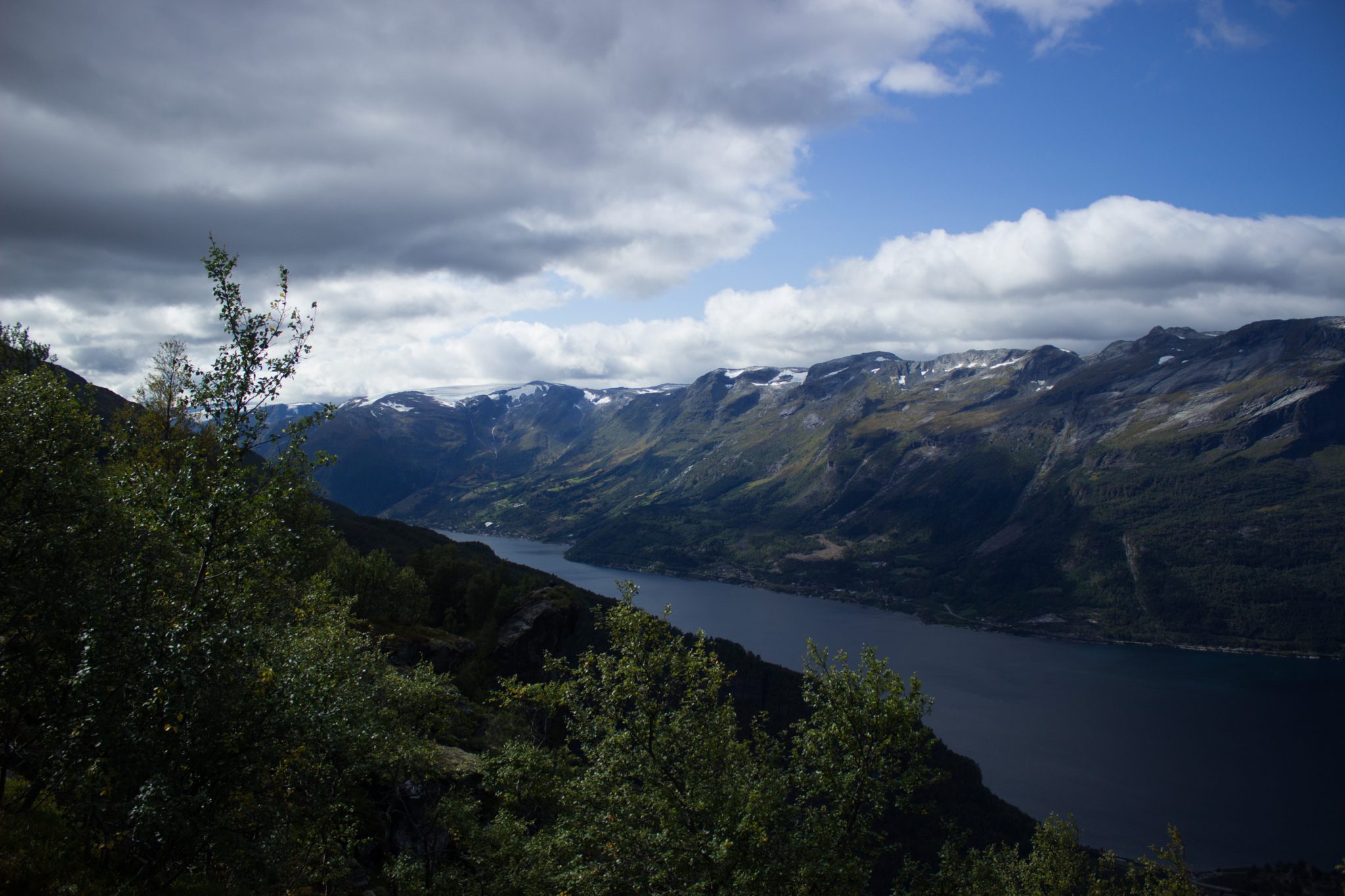 Wandern auf dem Dronningstien über die Monk Steps und den Aussichtspunkt Nosi, Start der Wanderung ist in Lofthus, Ausblick auf den Hardangerfjord während der Wanderung auf der Hardangervidda