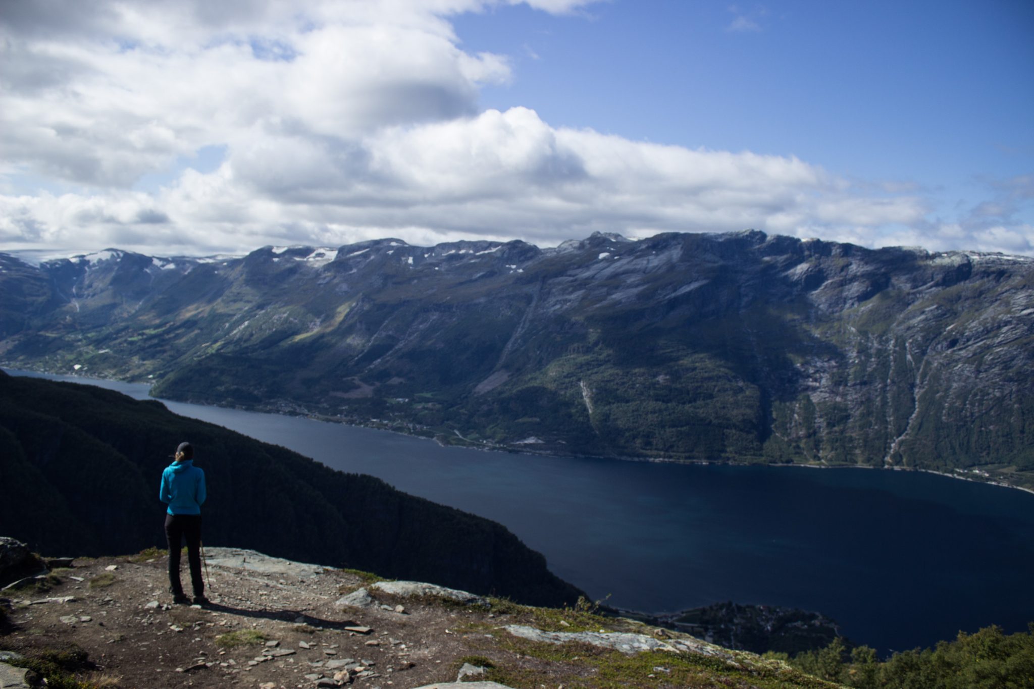 Wandern auf dem Dronningstien über die Monk Steps und den Aussichtspunkt Nosi, Start der Wanderung ist in Lofthus, Ausblick auf den Hardangerfjord während der Wanderung auf der Hardangervidda