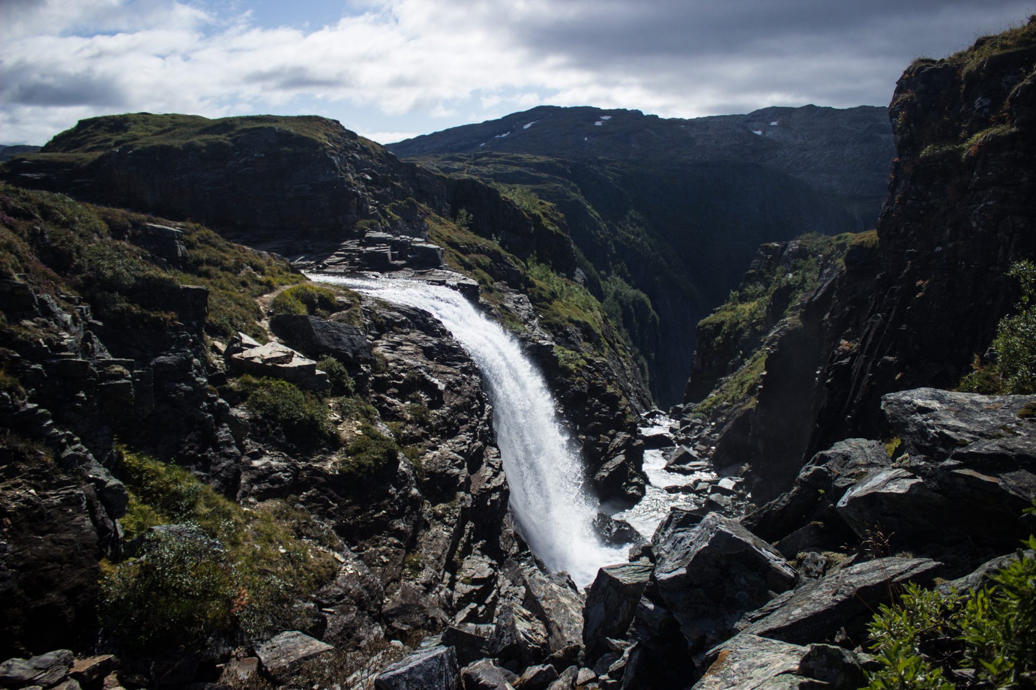 Wandern auf dem Dronningstien über die Monk Steps und den Aussichtspunkt Nosi, Start der Wanderung ist in Lofthus, Ausblick auf den Hardangerfjord während der Wanderung auf der Hardangervidda, Blick auf einen Wasserfall nach Erreichen des Aussichtspunktes Nosi, hier startet der Dronningstien