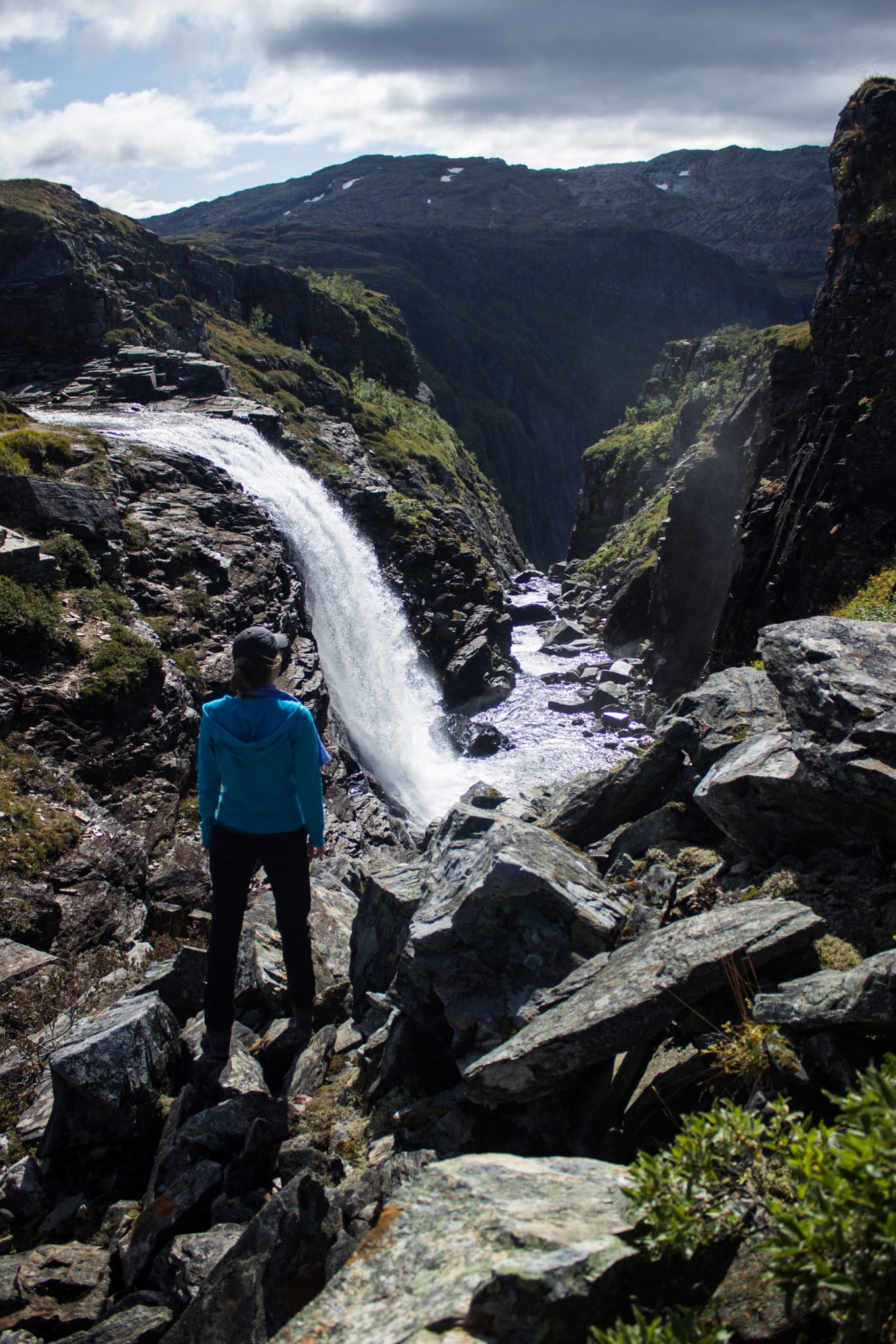 Wandern auf dem Dronningstien über die Monk Steps und den Aussichtspunkt Nosi, Start der Wanderung ist in Lofthus, Ausblick auf den Hardangerfjord während der Wanderung auf der Hardangervidda, Blick auf einen Wasserfall nach Erreichen des Aussichtspunktes Nosi, hier startet der Dronningstien