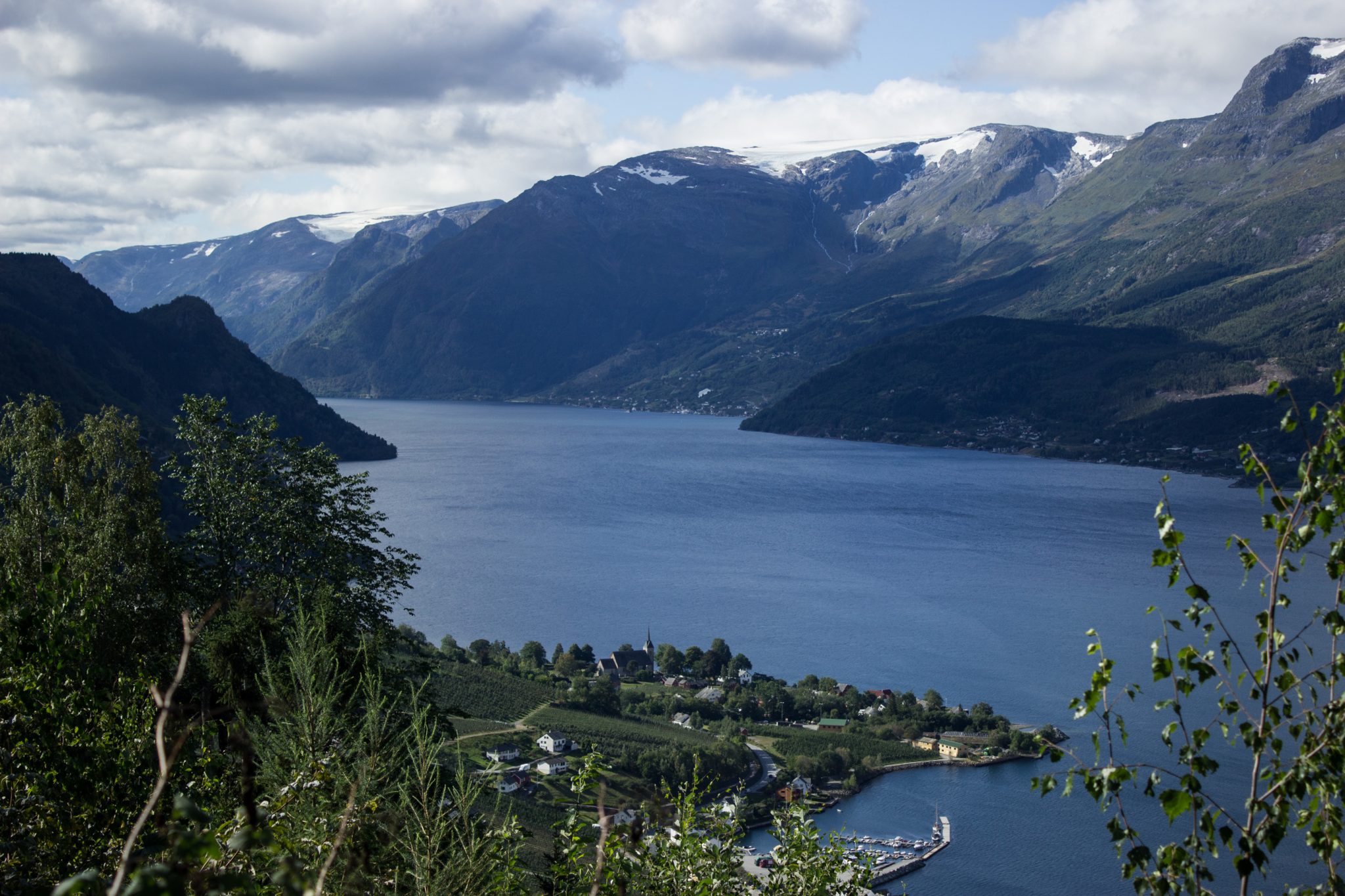 Wandern auf dem Dronningstien über die Monk Steps und den Aussichtspunkt Nosi, Start der Wanderung ist in Lofthus, Ausblick auf den Hardangerfjord während der Wanderung auf der Hardangervidda