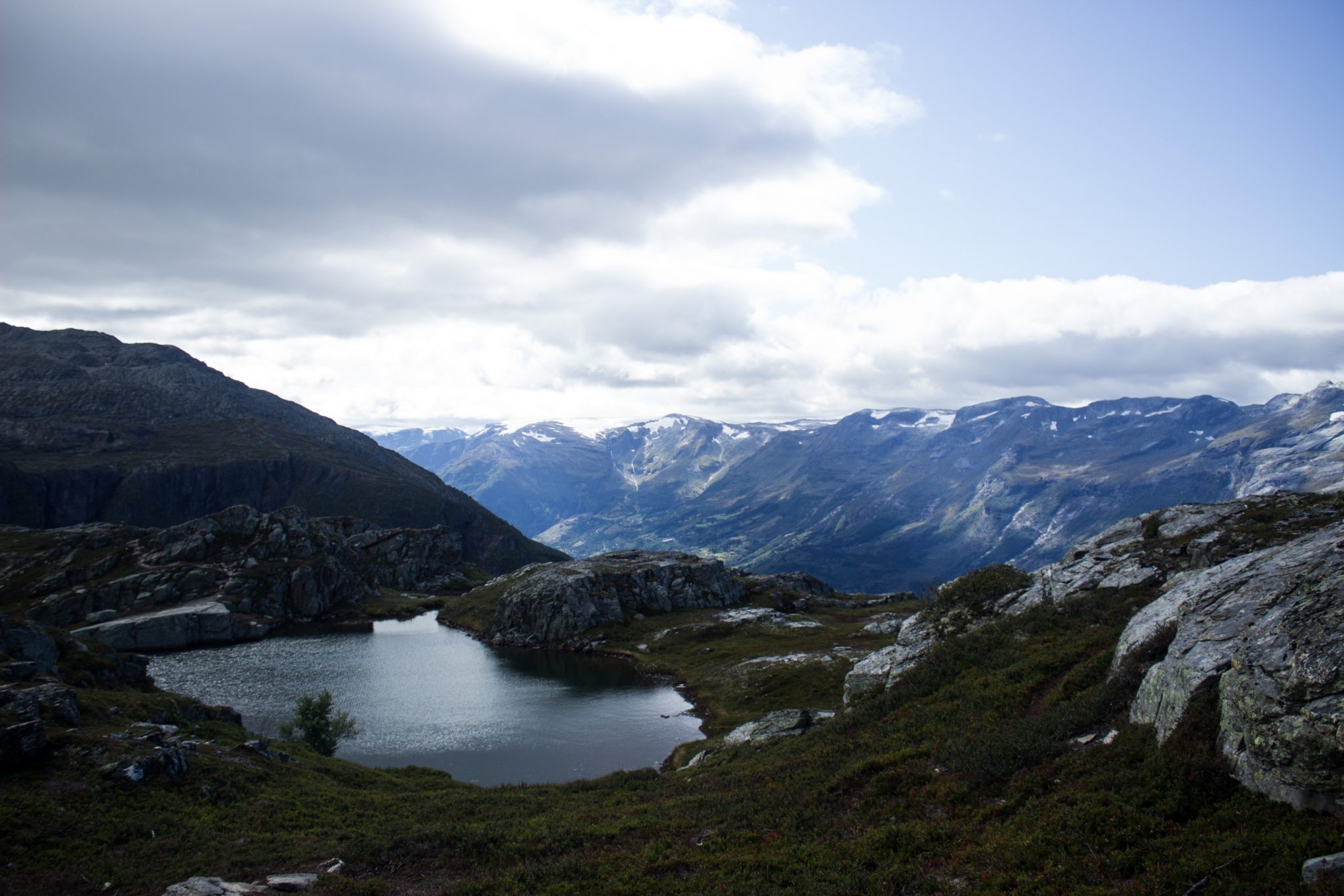 Wandern auf dem Dronningstien über die Monk Steps und den Aussichtspunkt Nosi, Start der Wanderung ist in Lofthus, Ausblick auf den Hardangerfjord während der Wanderung auf der Hardangervidda, kleiner See auf der Hardangervidda